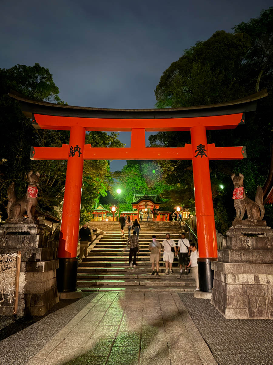 Погрузиться в мир волшебства не так уж сложно. Достаточно купить билет на самолет в Японию. В этом убедились владимирский фотограф Алиса Рунова и ее супруг Артем Баландин. Кроме местных сказочных храмов они побывали в парках развлечений, которые точно понравятся фанатам Гарри Поттера, а также любителям других известных фильмов, сериалов и видеоигр. Своими впечатлениями путешественники поделились с «Ключ-Медиа».