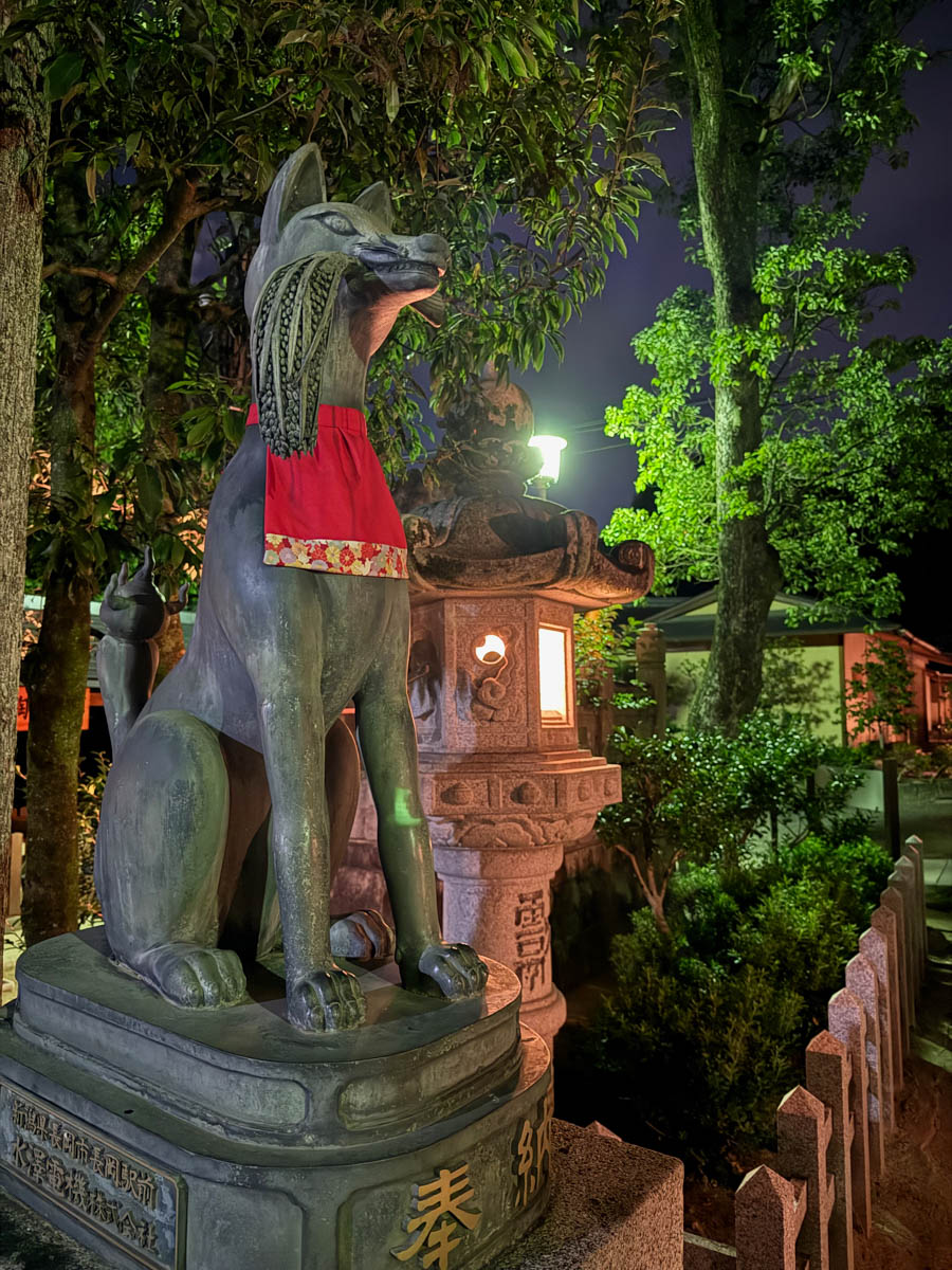 Погрузиться в мир волшебства не так уж сложно. Достаточно купить билет на самолет в Японию. В этом убедились владимирский фотограф Алиса Рунова и ее супруг Артем Баландин. Кроме местных сказочных храмов они побывали в парках развлечений, которые точно понравятся фанатам Гарри Поттера, а также любителям других известных фильмов, сериалов и видеоигр. Своими впечатлениями путешественники поделились с «Ключ-Медиа».