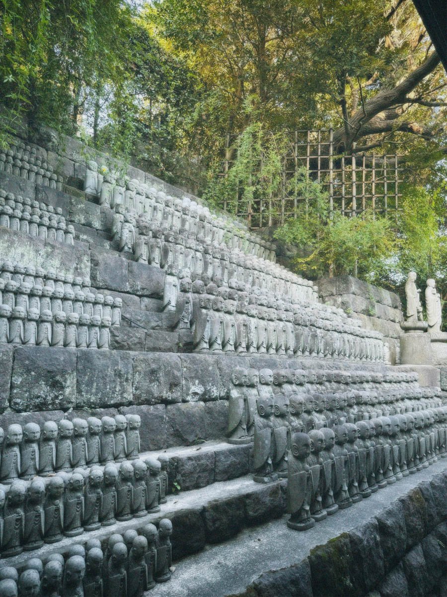 Погрузиться в мир волшебства не так уж сложно. Достаточно купить билет на самолет в Японию. В этом убедились владимирский фотограф Алиса Рунова и ее супруг Артем Баландин. Кроме местных сказочных храмов они побывали в парках развлечений, которые точно понравятся фанатам Гарри Поттера, а также любителям других известных фильмов, сериалов и видеоигр. Своими впечатлениями путешественники поделились с «Ключ-Медиа».