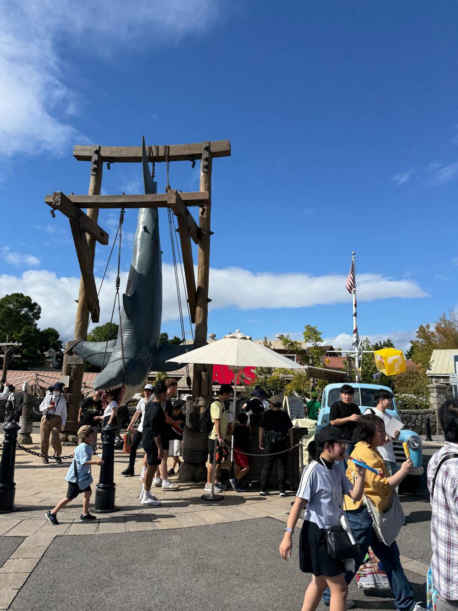 Погрузиться в мир волшебства не так уж сложно. Достаточно купить билет на самолет в Японию. В этом убедились владимирский фотограф Алиса Рунова и ее супруг Артем Баландин. Кроме местных сказочных храмов они побывали в парках развлечений, которые точно понравятся фанатам Гарри Поттера, а также любителям других известных фильмов, сериалов и видеоигр. Своими впечатлениями путешественники поделились с «Ключ-Медиа».