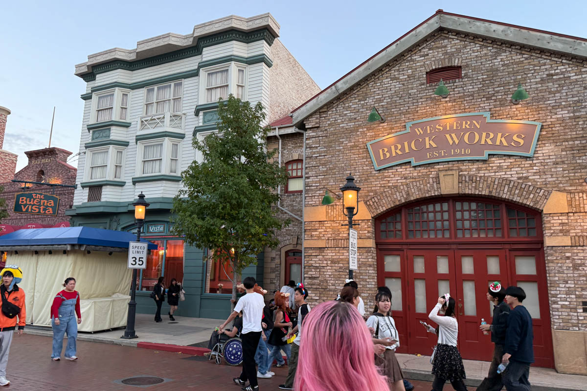 Погрузиться в мир волшебства не так уж сложно. Достаточно купить билет на самолет в Японию. В этом убедились владимирский фотограф Алиса Рунова и ее супруг Артем Баландин. Кроме местных сказочных храмов они побывали в парках развлечений, которые точно понравятся фанатам Гарри Поттера, а также любителям других известных фильмов, сериалов и видеоигр. Своими впечатлениями путешественники поделились с «Ключ-Медиа».