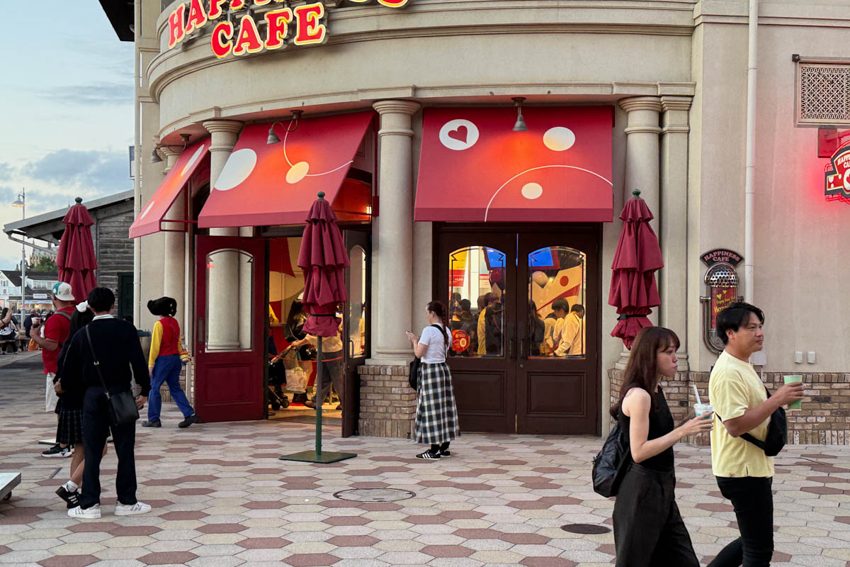 Погрузиться в мир волшебства не так уж сложно. Достаточно купить билет на самолет в Японию. В этом убедились владимирский фотограф Алиса Рунова и ее супруг Артем Баландин. Кроме местных сказочных храмов они побывали в парках развлечений, которые точно понравятся фанатам Гарри Поттера, а также любителям других известных фильмов, сериалов и видеоигр. Своими впечатлениями путешественники поделились с «Ключ-Медиа».