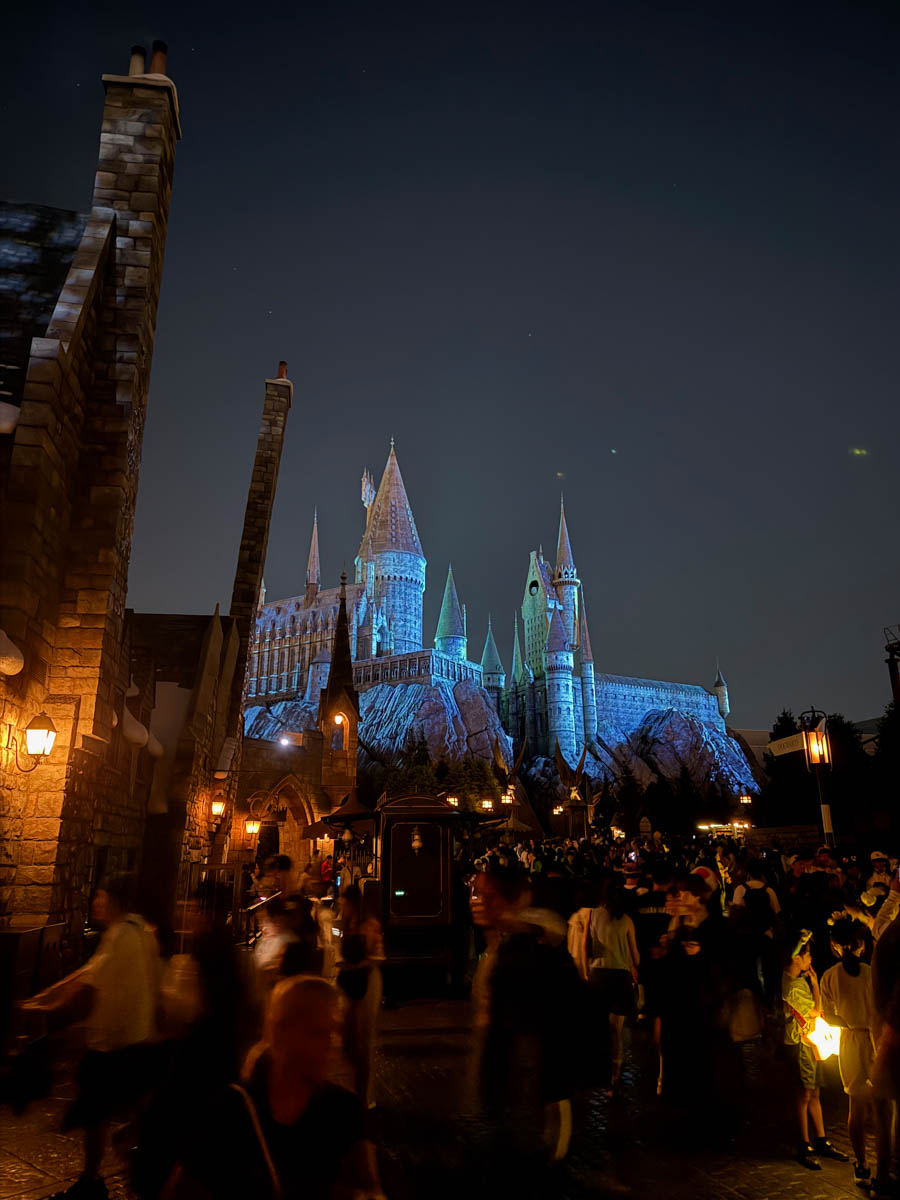 Погрузиться в мир волшебства не так уж сложно. Достаточно купить билет на самолет в Японию. В этом убедились владимирский фотограф Алиса Рунова и ее супруг Артем Баландин. Кроме местных сказочных храмов они побывали в парках развлечений, которые точно понравятся фанатам Гарри Поттера, а также любителям других известных фильмов, сериалов и видеоигр. Своими впечатлениями путешественники поделились с «Ключ-Медиа».