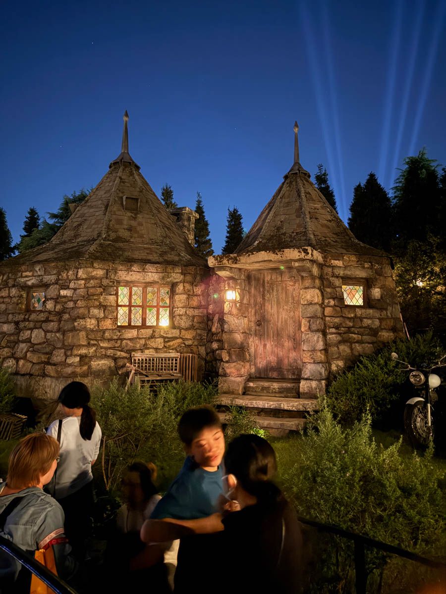 Погрузиться в мир волшебства не так уж сложно. Достаточно купить билет на самолет в Японию. В этом убедились владимирский фотограф Алиса Рунова и ее супруг Артем Баландин. Кроме местных сказочных храмов они побывали в парках развлечений, которые точно понравятся фанатам Гарри Поттера, а также любителям других известных фильмов, сериалов и видеоигр. Своими впечатлениями путешественники поделились с «Ключ-Медиа».