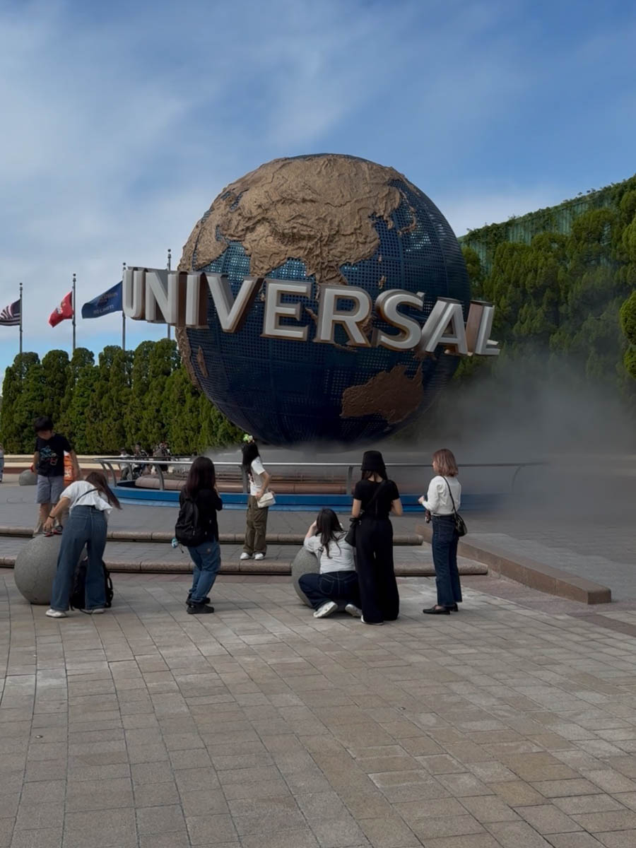 Погрузиться в мир волшебства не так уж сложно. Достаточно купить билет на самолет в Японию. В этом убедились владимирский фотограф Алиса Рунова и ее супруг Артем Баландин. Кроме местных сказочных храмов они побывали в парках развлечений, которые точно понравятся фанатам Гарри Поттера, а также любителям других известных фильмов, сериалов и видеоигр. Своими впечатлениями путешественники поделились с «Ключ-Медиа».