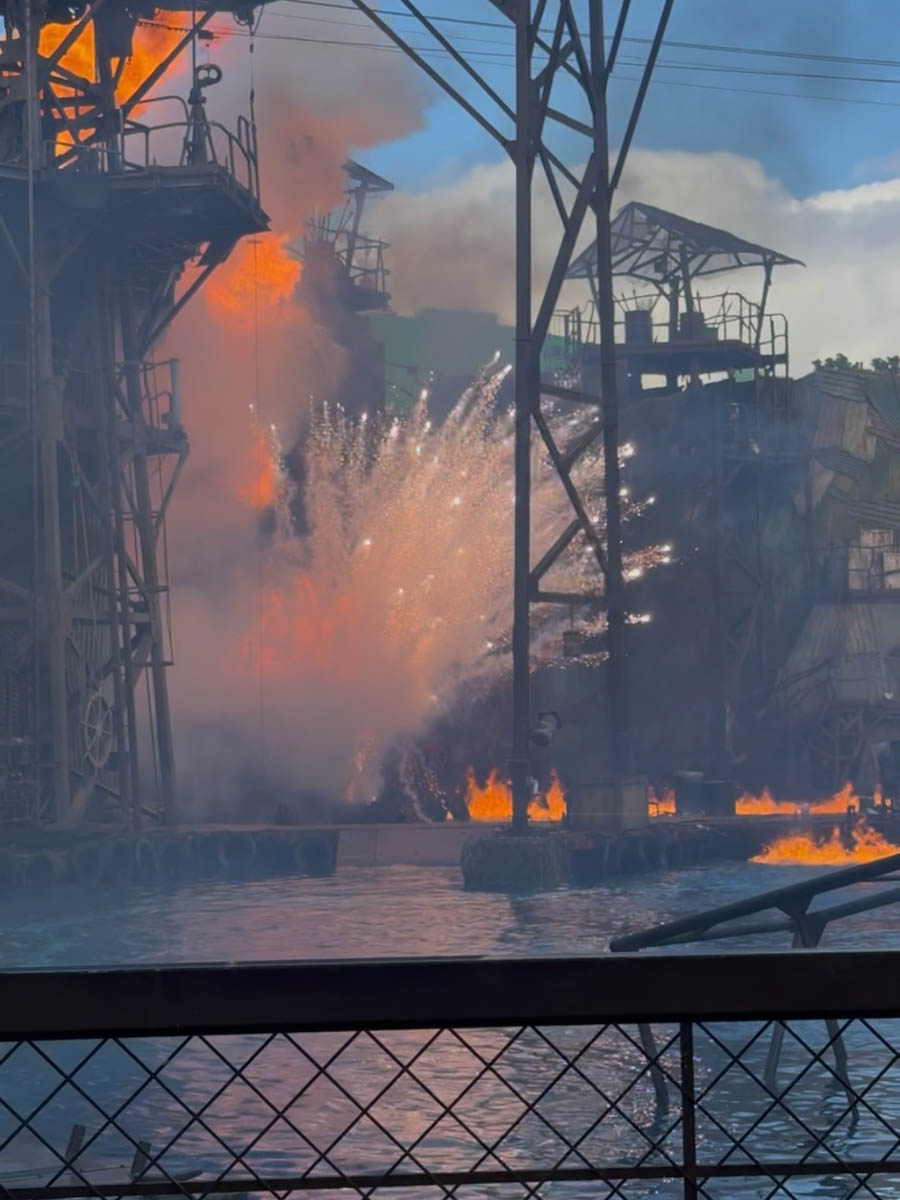 Погрузиться в мир волшебства не так уж сложно. Достаточно купить билет на самолет в Японию. В этом убедились владимирский фотограф Алиса Рунова и ее супруг Артем Баландин. Кроме местных сказочных храмов они побывали в парках развлечений, которые точно понравятся фанатам Гарри Поттера, а также любителям других известных фильмов, сериалов и видеоигр. Своими впечатлениями путешественники поделились с «Ключ-Медиа».