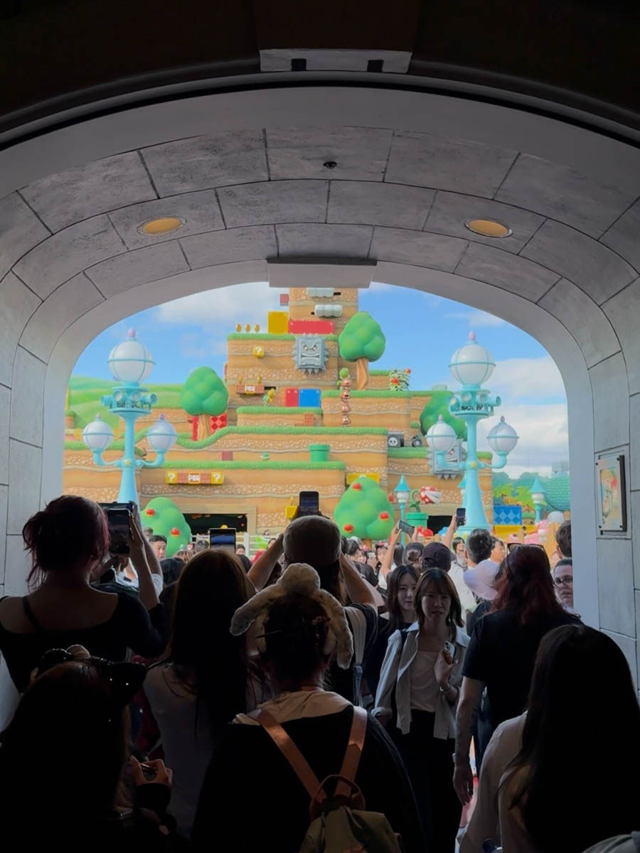 Погрузиться в мир волшебства не так уж сложно. Достаточно купить билет на самолет в Японию. В этом убедились владимирский фотограф Алиса Рунова и ее супруг Артем Баландин. Кроме местных сказочных храмов они побывали в парках развлечений, которые точно понравятся фанатам Гарри Поттера, а также любителям других известных фильмов, сериалов и видеоигр. Своими впечатлениями путешественники поделились с «Ключ-Медиа».