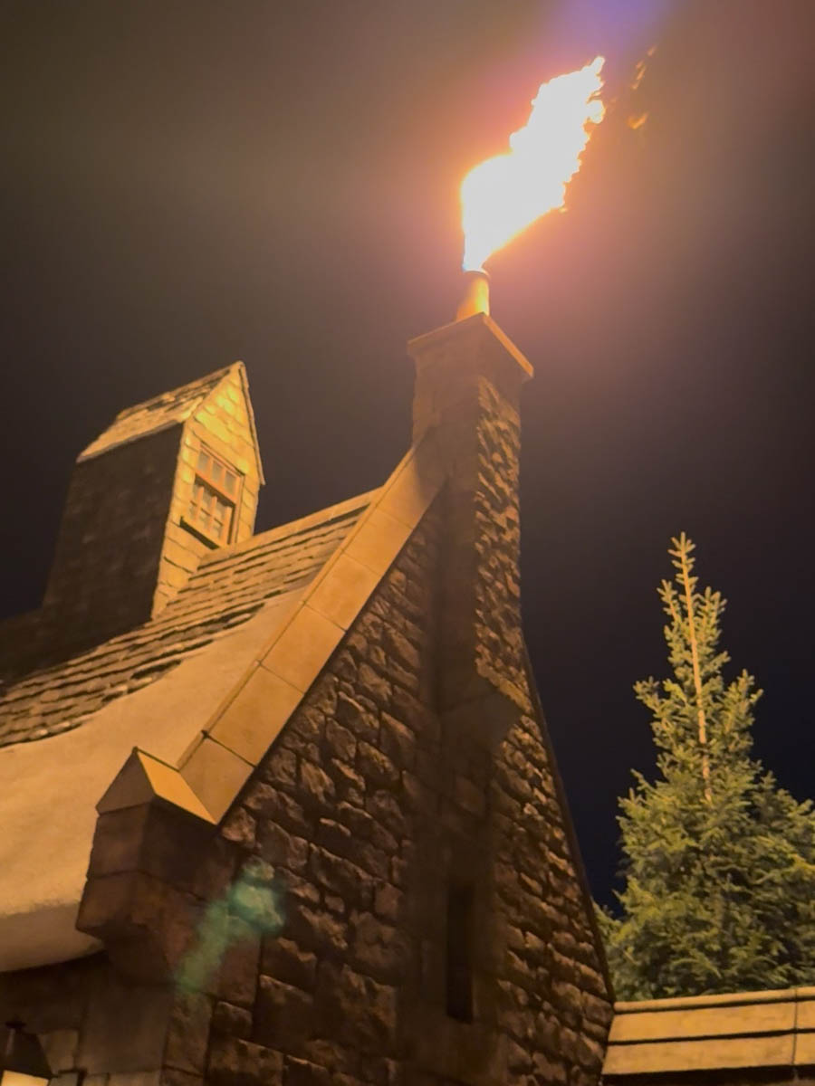 Погрузиться в мир волшебства не так уж сложно. Достаточно купить билет на самолет в Японию. В этом убедились владимирский фотограф Алиса Рунова и ее супруг Артем Баландин. Кроме местных сказочных храмов они побывали в парках развлечений, которые точно понравятся фанатам Гарри Поттера, а также любителям других известных фильмов, сериалов и видеоигр. Своими впечатлениями путешественники поделились с «Ключ-Медиа».