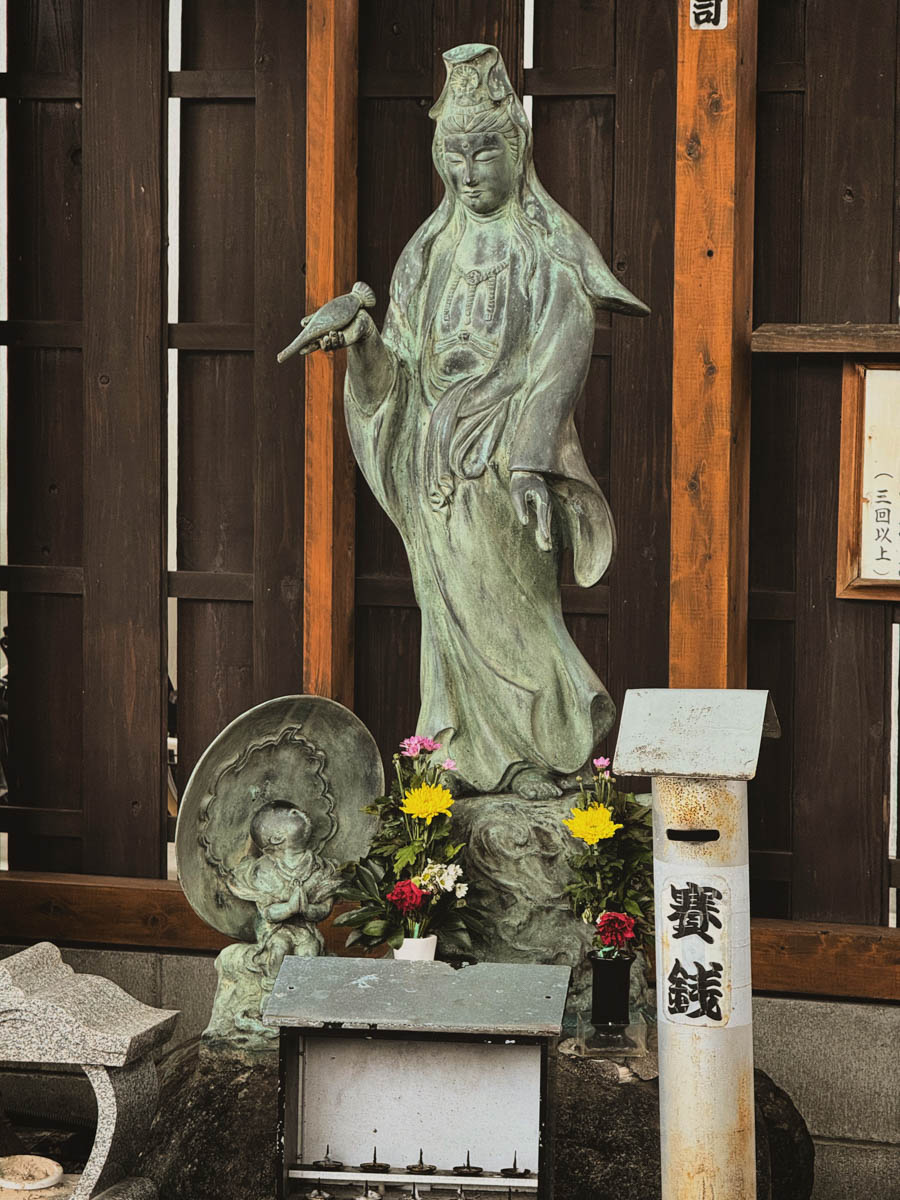 Погрузиться в мир волшебства не так уж сложно. Достаточно купить билет на самолет в Японию. В этом убедились владимирский фотограф Алиса Рунова и ее супруг Артем Баландин. Кроме местных сказочных храмов они побывали в парках развлечений, которые точно понравятся фанатам Гарри Поттера, а также любителям других известных фильмов, сериалов и видеоигр. Своими впечатлениями путешественники поделились с «Ключ-Медиа».