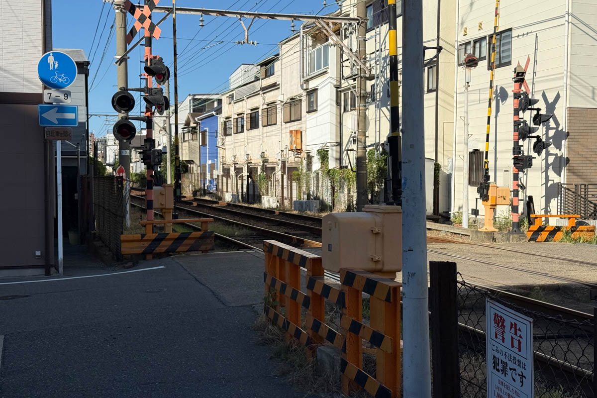 Погрузиться в мир волшебства не так уж сложно. Достаточно купить билет на самолет в Японию. В этом убедились владимирский фотограф Алиса Рунова и ее супруг Артем Баландин. Кроме местных сказочных храмов они побывали в парках развлечений, которые точно понравятся фанатам Гарри Поттера, а также любителям других известных фильмов, сериалов и видеоигр. Своими впечатлениями путешественники поделились с «Ключ-Медиа».