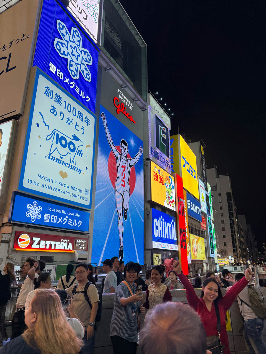Погрузиться в мир волшебства не так уж сложно. Достаточно купить билет на самолет в Японию. В этом убедились владимирский фотограф Алиса Рунова и ее супруг Артем Баландин. Кроме местных сказочных храмов они побывали в парках развлечений, которые точно понравятся фанатам Гарри Поттера, а также любителям других известных фильмов, сериалов и видеоигр. Своими впечатлениями путешественники поделились с «Ключ-Медиа».