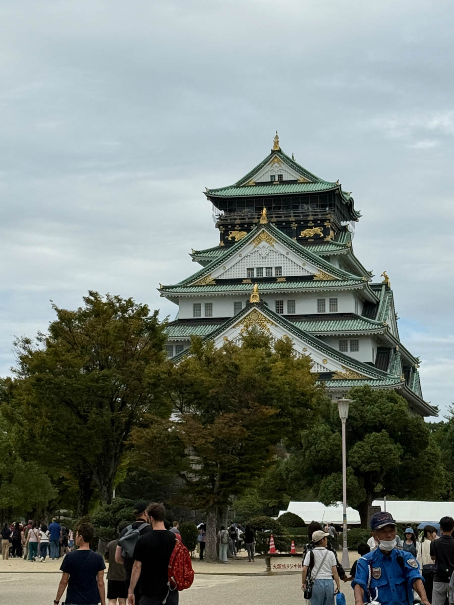 Погрузиться в мир волшебства не так уж сложно. Достаточно купить билет на самолет в Японию. В этом убедились владимирский фотограф Алиса Рунова и ее супруг Артем Баландин. Кроме местных сказочных храмов они побывали в парках развлечений, которые точно понравятся фанатам Гарри Поттера, а также любителям других известных фильмов, сериалов и видеоигр. Своими впечатлениями путешественники поделились с «Ключ-Медиа».