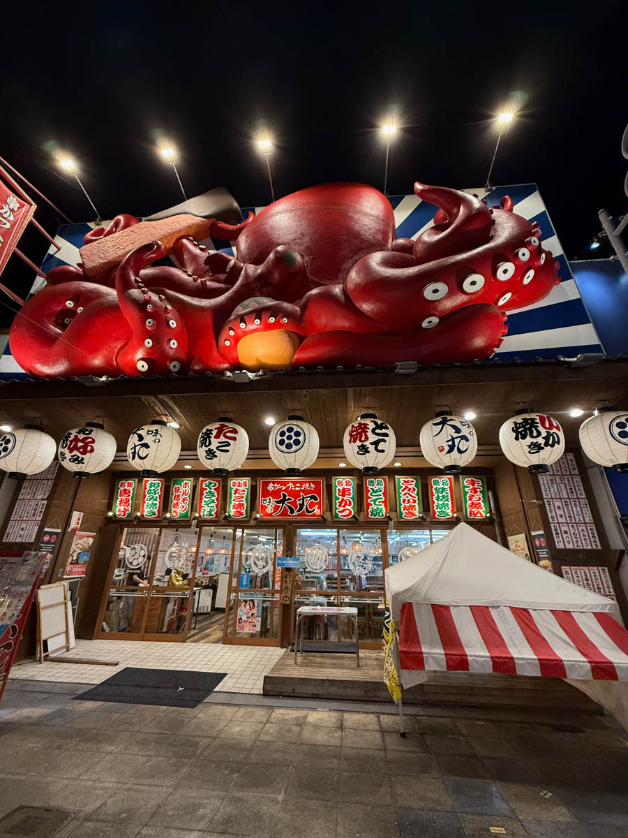 Погрузиться в мир волшебства не так уж сложно. Достаточно купить билет на самолет в Японию. В этом убедились владимирский фотограф Алиса Рунова и ее супруг Артем Баландин. Кроме местных сказочных храмов они побывали в парках развлечений, которые точно понравятся фанатам Гарри Поттера, а также любителям других известных фильмов, сериалов и видеоигр. Своими впечатлениями путешественники поделились с «Ключ-Медиа».