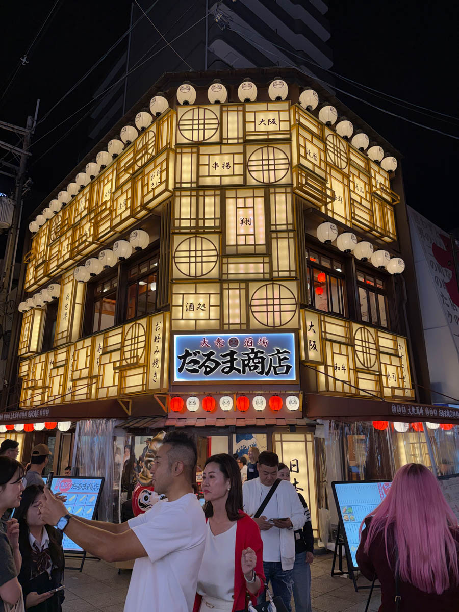 Погрузиться в мир волшебства не так уж сложно. Достаточно купить билет на самолет в Японию. В этом убедились владимирский фотограф Алиса Рунова и ее супруг Артем Баландин. Кроме местных сказочных храмов они побывали в парках развлечений, которые точно понравятся фанатам Гарри Поттера, а также любителям других известных фильмов, сериалов и видеоигр. Своими впечатлениями путешественники поделились с «Ключ-Медиа».
