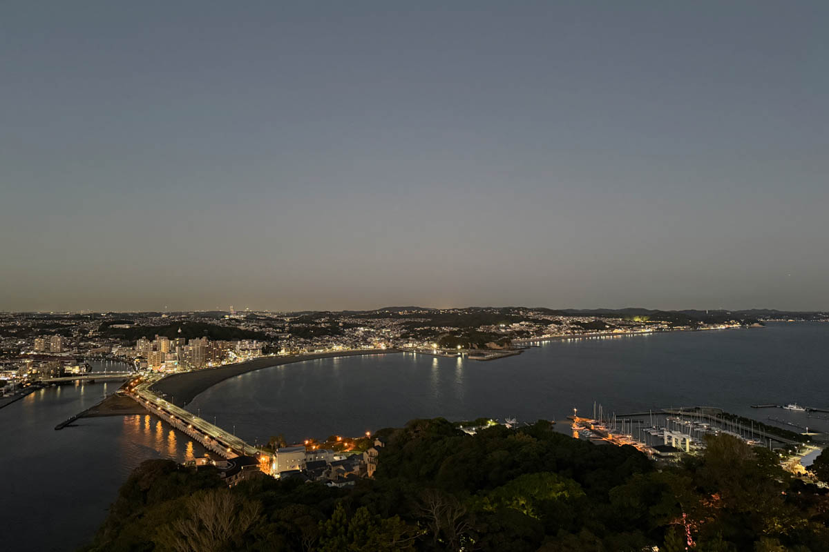 Погрузиться в мир волшебства не так уж сложно. Достаточно купить билет на самолет в Японию. В этом убедились владимирский фотограф Алиса Рунова и ее супруг Артем Баландин. Кроме местных сказочных храмов они побывали в парках развлечений, которые точно понравятся фанатам Гарри Поттера, а также любителям других известных фильмов, сериалов и видеоигр. Своими впечатлениями путешественники поделились с «Ключ-Медиа».