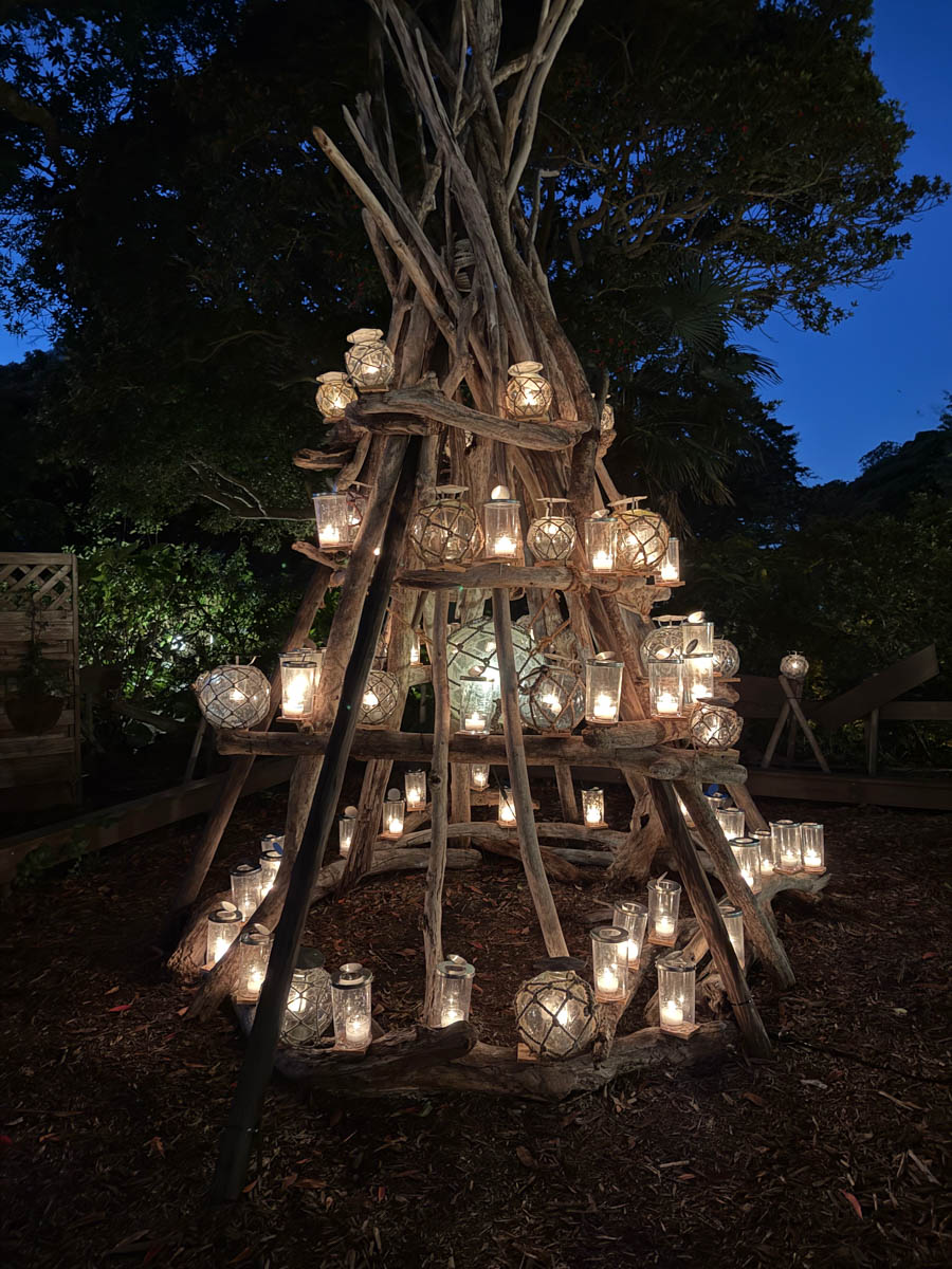 Погрузиться в мир волшебства не так уж сложно. Достаточно купить билет на самолет в Японию. В этом убедились владимирский фотограф Алиса Рунова и ее супруг Артем Баландин. Кроме местных сказочных храмов они побывали в парках развлечений, которые точно понравятся фанатам Гарри Поттера, а также любителям других известных фильмов, сериалов и видеоигр. Своими впечатлениями путешественники поделились с «Ключ-Медиа».