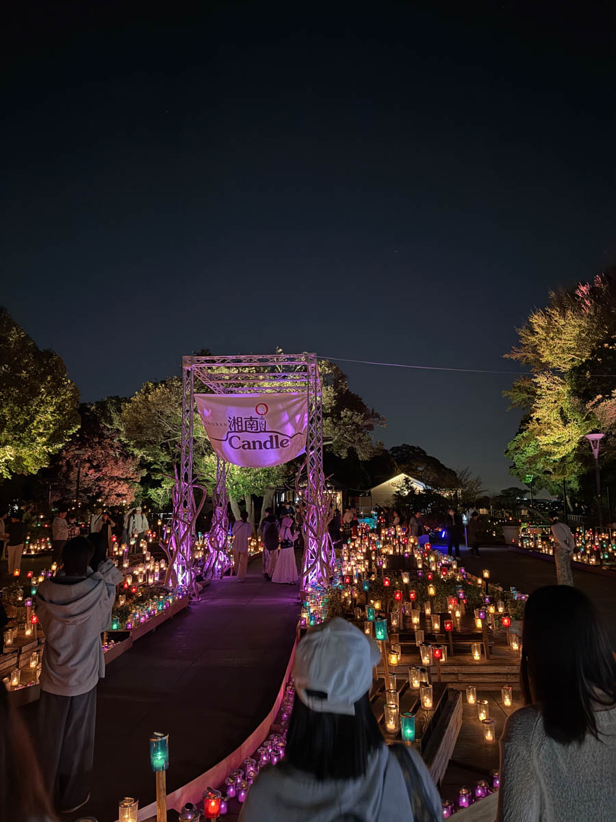 Погрузиться в мир волшебства не так уж сложно. Достаточно купить билет на самолет в Японию. В этом убедились владимирский фотограф Алиса Рунова и ее супруг Артем Баландин. Кроме местных сказочных храмов они побывали в парках развлечений, которые точно понравятся фанатам Гарри Поттера, а также любителям других известных фильмов, сериалов и видеоигр. Своими впечатлениями путешественники поделились с «Ключ-Медиа».