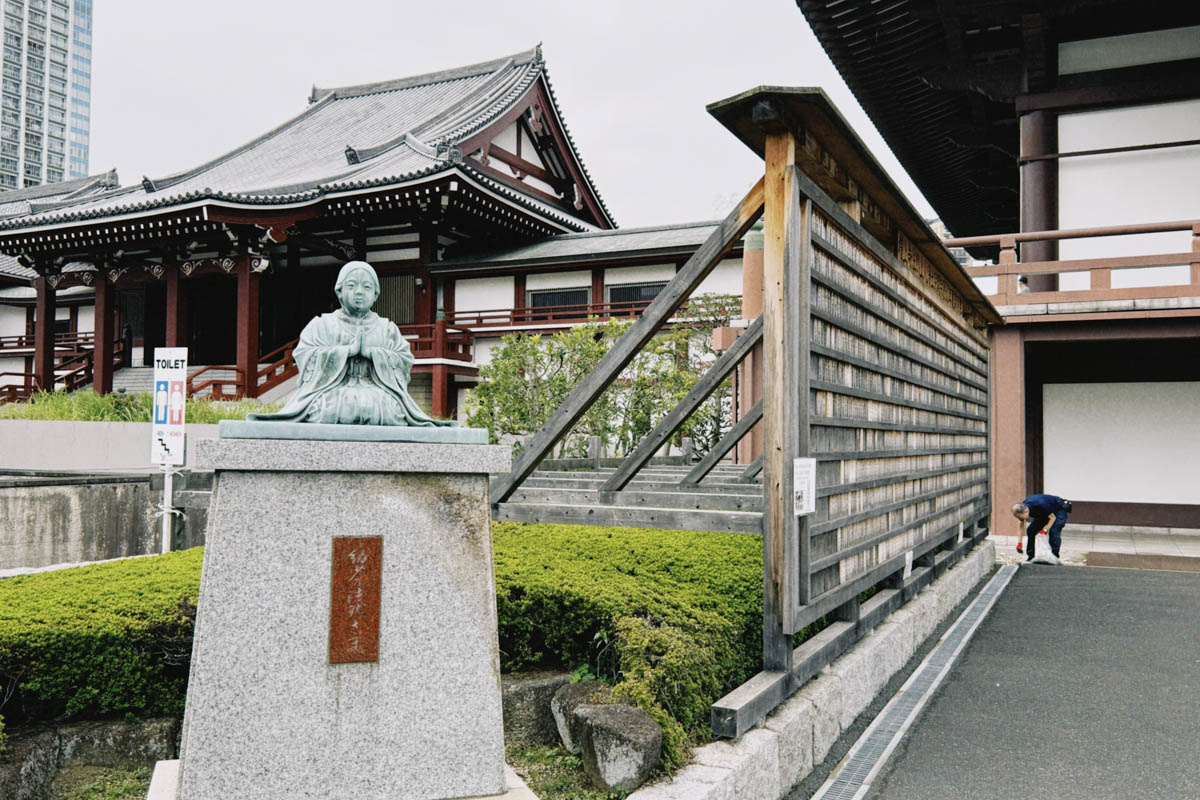 Погрузиться в мир волшебства не так уж сложно. Достаточно купить билет на самолет в Японию. В этом убедились владимирский фотограф Алиса Рунова и ее супруг Артем Баландин. Кроме местных сказочных храмов они побывали в парках развлечений, которые точно понравятся фанатам Гарри Поттера, а также любителям других известных фильмов, сериалов и видеоигр. Своими впечатлениями путешественники поделились с «Ключ-Медиа».