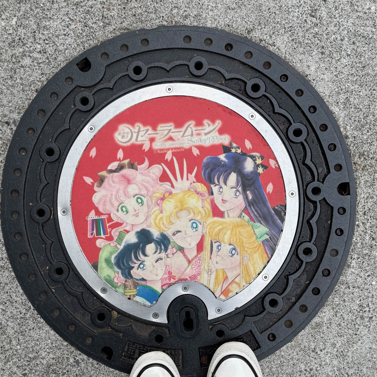 Погрузиться в мир волшебства не так уж сложно. Достаточно купить билет на самолет в Японию. В этом убедились владимирский фотограф Алиса Рунова и ее супруг Артем Баландин. Кроме местных сказочных храмов они побывали в парках развлечений, которые точно понравятся фанатам Гарри Поттера, а также любителям других известных фильмов, сериалов и видеоигр. Своими впечатлениями путешественники поделились с «Ключ-Медиа».