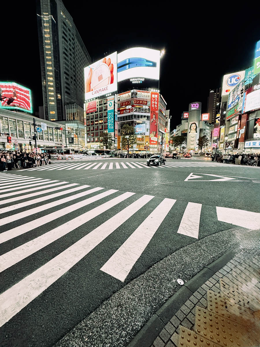 Погрузиться в мир волшебства не так уж сложно. Достаточно купить билет на самолет в Японию. В этом убедились владимирский фотограф Алиса Рунова и ее супруг Артем Баландин. Кроме местных сказочных храмов они побывали в парках развлечений, которые точно понравятся фанатам Гарри Поттера, а также любителям других известных фильмов, сериалов и видеоигр. Своими впечатлениями путешественники поделились с «Ключ-Медиа».