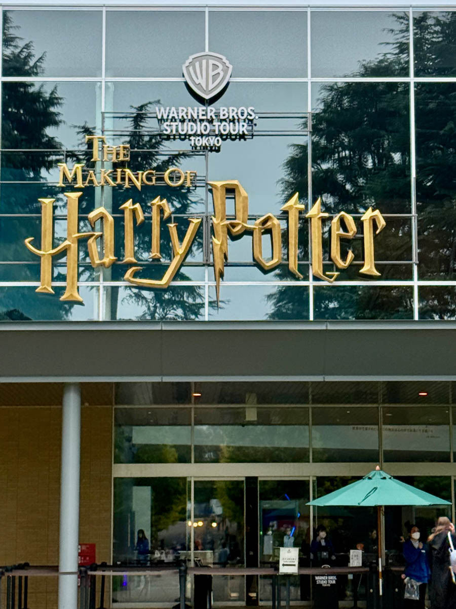 Погрузиться в мир волшебства не так уж сложно. Достаточно купить билет на самолет в Японию. В этом убедились владимирский фотограф Алиса Рунова и ее супруг Артем Баландин. Кроме местных сказочных храмов они побывали в парках развлечений, которые точно понравятся фанатам Гарри Поттера, а также любителям других известных фильмов, сериалов и видеоигр. Своими впечатлениями путешественники поделились с «Ключ-Медиа».