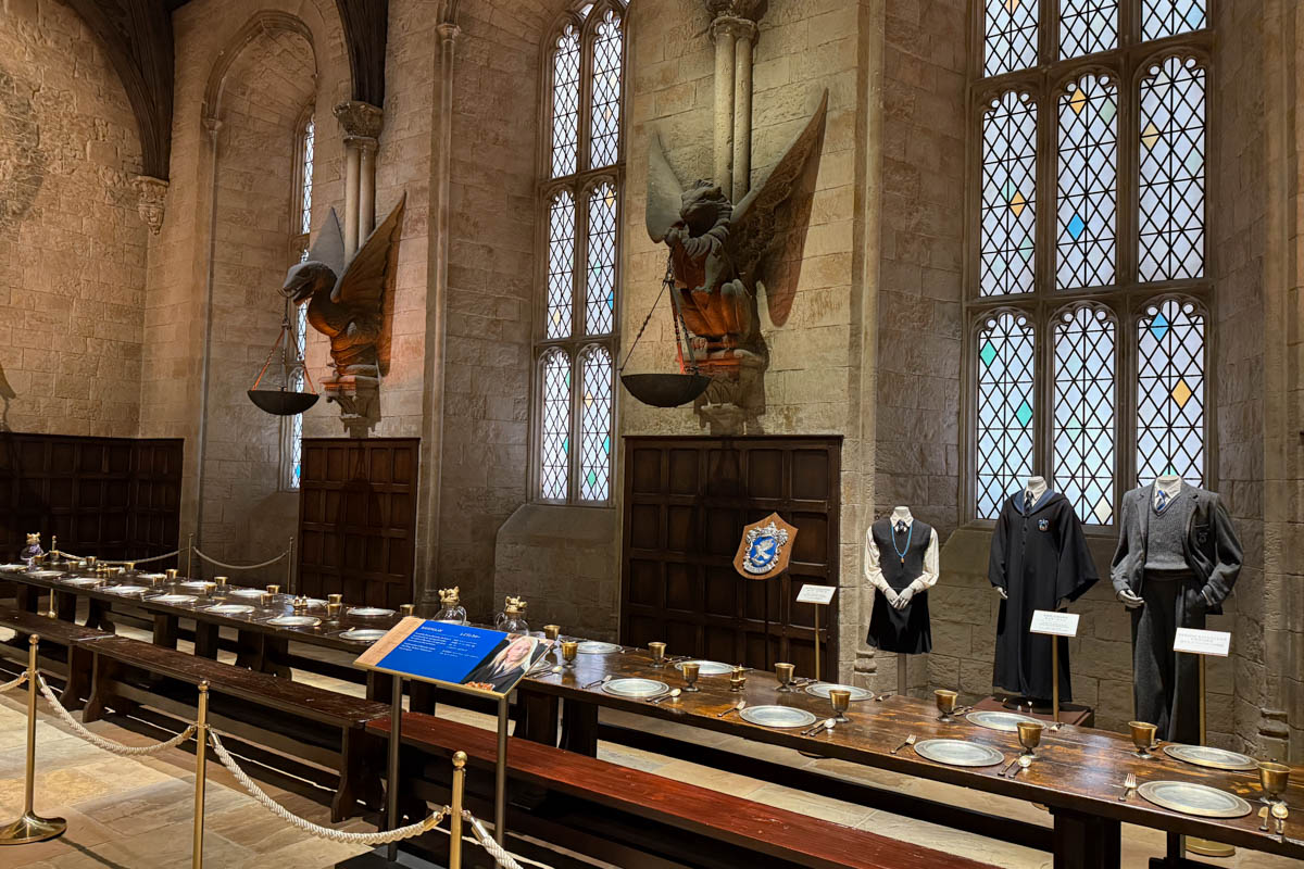 Погрузиться в мир волшебства не так уж сложно. Достаточно купить билет на самолет в Японию. В этом убедились владимирский фотограф Алиса Рунова и ее супруг Артем Баландин. Кроме местных сказочных храмов они побывали в парках развлечений, которые точно понравятся фанатам Гарри Поттера, а также любителям других известных фильмов, сериалов и видеоигр. Своими впечатлениями путешественники поделились с «Ключ-Медиа».