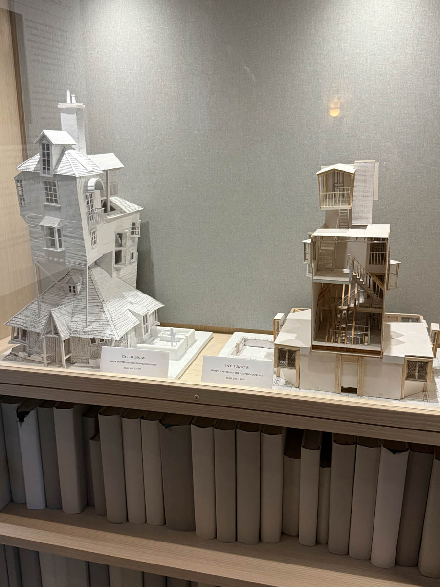 Погрузиться в мир волшебства не так уж сложно. Достаточно купить билет на самолет в Японию. В этом убедились владимирский фотограф Алиса Рунова и ее супруг Артем Баландин. Кроме местных сказочных храмов они побывали в парках развлечений, которые точно понравятся фанатам Гарри Поттера, а также любителям других известных фильмов, сериалов и видеоигр. Своими впечатлениями путешественники поделились с «Ключ-Медиа».