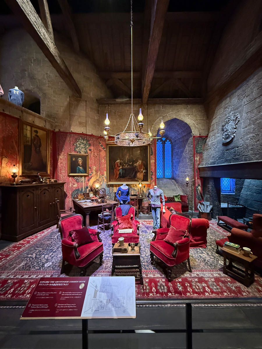 Погрузиться в мир волшебства не так уж сложно. Достаточно купить билет на самолет в Японию. В этом убедились владимирский фотограф Алиса Рунова и ее супруг Артем Баландин. Кроме местных сказочных храмов они побывали в парках развлечений, которые точно понравятся фанатам Гарри Поттера, а также любителям других известных фильмов, сериалов и видеоигр. Своими впечатлениями путешественники поделились с «Ключ-Медиа».