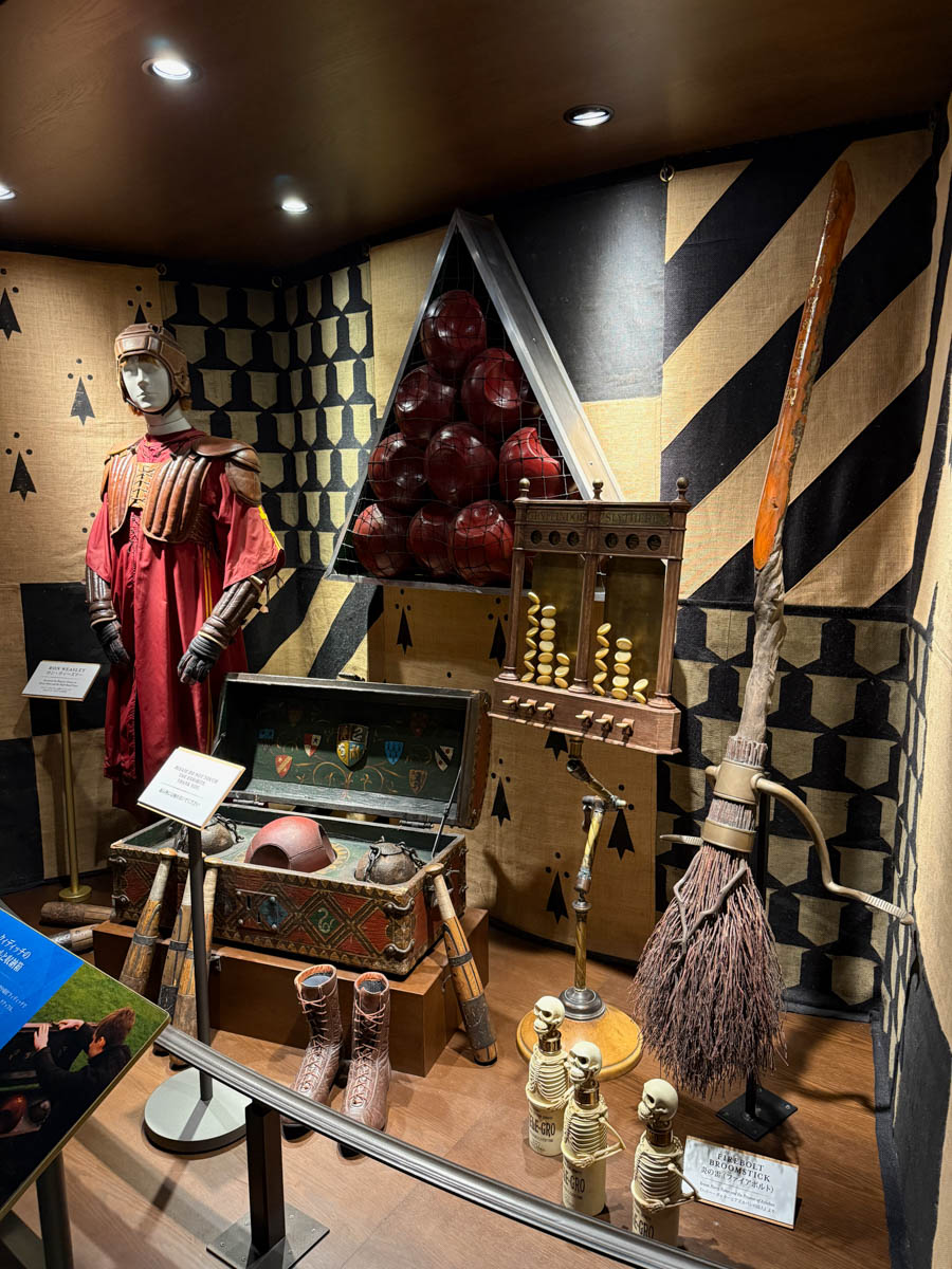 Погрузиться в мир волшебства не так уж сложно. Достаточно купить билет на самолет в Японию. В этом убедились владимирский фотограф Алиса Рунова и ее супруг Артем Баландин. Кроме местных сказочных храмов они побывали в парках развлечений, которые точно понравятся фанатам Гарри Поттера, а также любителям других известных фильмов, сериалов и видеоигр. Своими впечатлениями путешественники поделились с «Ключ-Медиа».