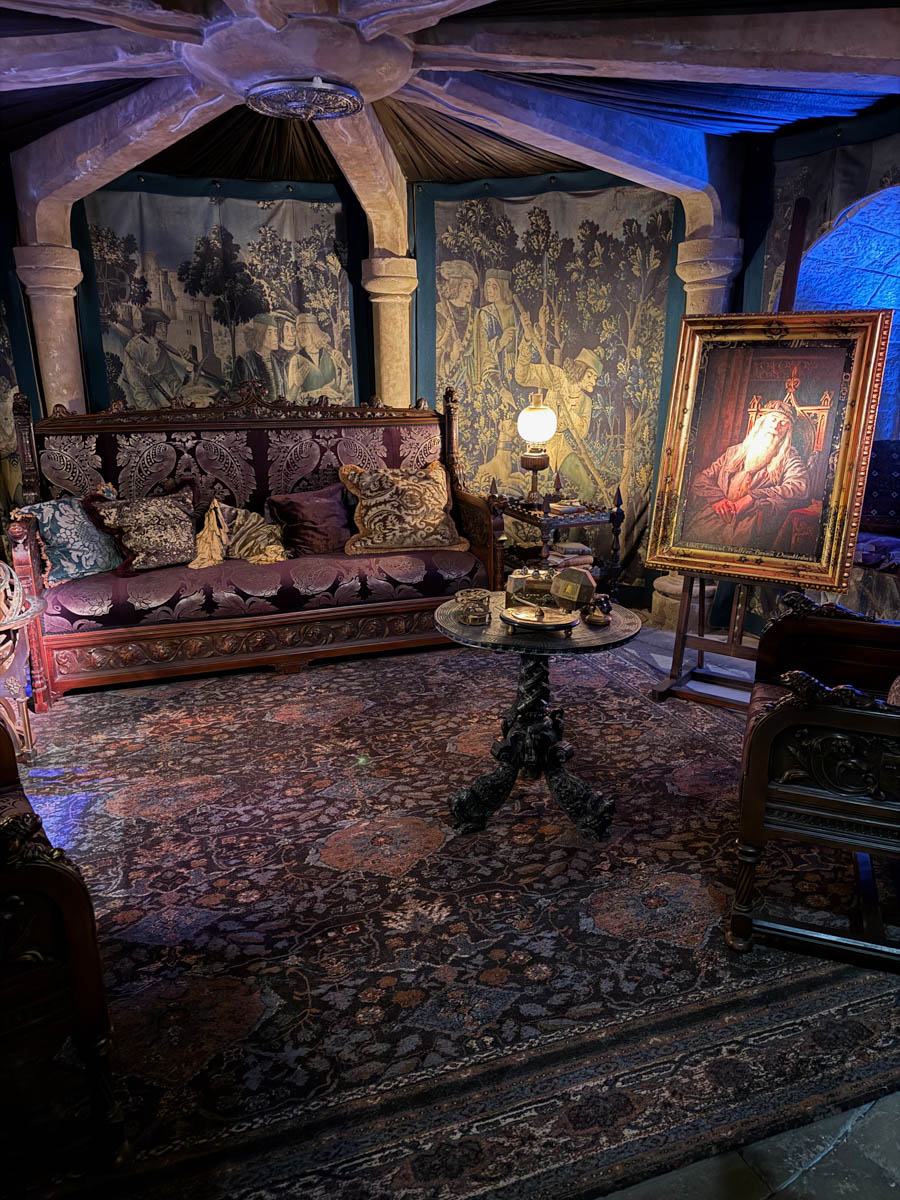 Погрузиться в мир волшебства не так уж сложно. Достаточно купить билет на самолет в Японию. В этом убедились владимирский фотограф Алиса Рунова и ее супруг Артем Баландин. Кроме местных сказочных храмов они побывали в парках развлечений, которые точно понравятся фанатам Гарри Поттера, а также любителям других известных фильмов, сериалов и видеоигр. Своими впечатлениями путешественники поделились с «Ключ-Медиа».