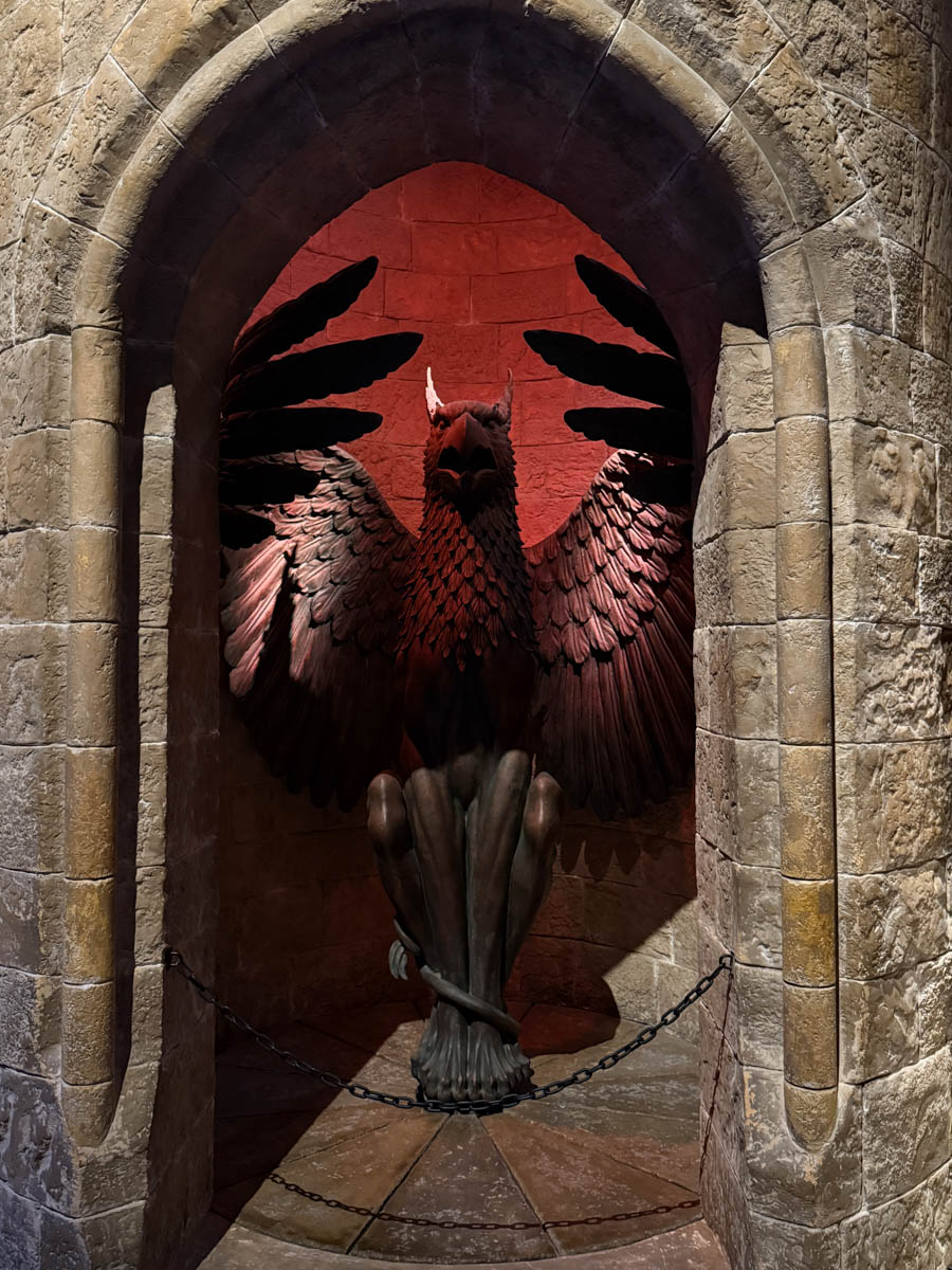 Погрузиться в мир волшебства не так уж сложно. Достаточно купить билет на самолет в Японию. В этом убедились владимирский фотограф Алиса Рунова и ее супруг Артем Баландин. Кроме местных сказочных храмов они побывали в парках развлечений, которые точно понравятся фанатам Гарри Поттера, а также любителям других известных фильмов, сериалов и видеоигр. Своими впечатлениями путешественники поделились с «Ключ-Медиа».