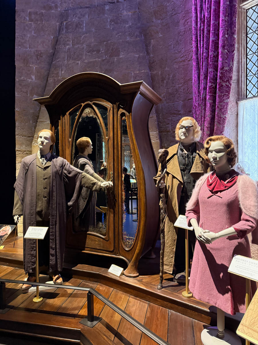 Погрузиться в мир волшебства не так уж сложно. Достаточно купить билет на самолет в Японию. В этом убедились владимирский фотограф Алиса Рунова и ее супруг Артем Баландин. Кроме местных сказочных храмов они побывали в парках развлечений, которые точно понравятся фанатам Гарри Поттера, а также любителям других известных фильмов, сериалов и видеоигр. Своими впечатлениями путешественники поделились с «Ключ-Медиа».