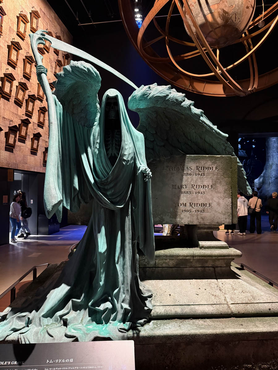 Погрузиться в мир волшебства не так уж сложно. Достаточно купить билет на самолет в Японию. В этом убедились владимирский фотограф Алиса Рунова и ее супруг Артем Баландин. Кроме местных сказочных храмов они побывали в парках развлечений, которые точно понравятся фанатам Гарри Поттера, а также любителям других известных фильмов, сериалов и видеоигр. Своими впечатлениями путешественники поделились с «Ключ-Медиа».