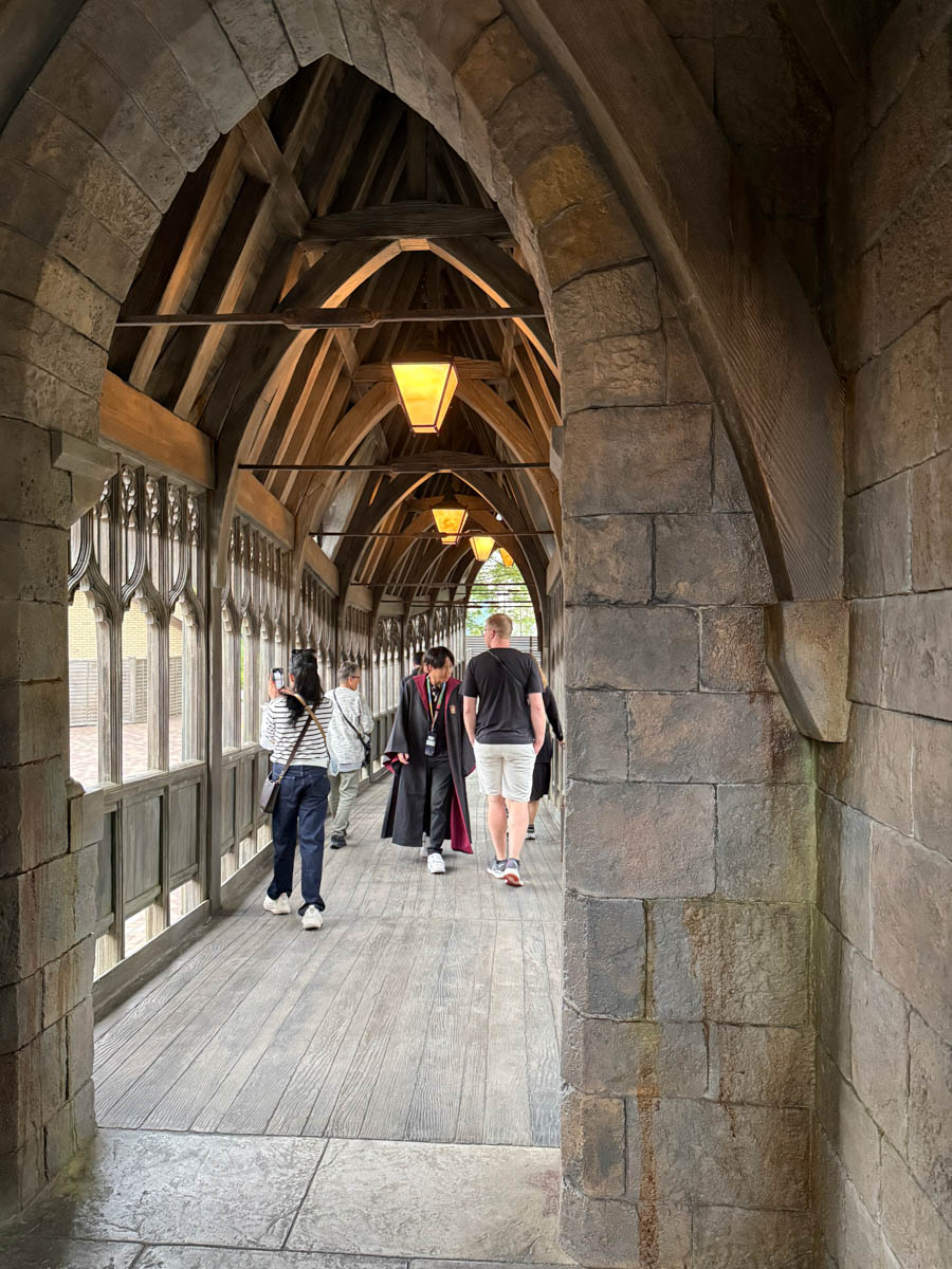 Погрузиться в мир волшебства не так уж сложно. Достаточно купить билет на самолет в Японию. В этом убедились владимирский фотограф Алиса Рунова и ее супруг Артем Баландин. Кроме местных сказочных храмов они побывали в парках развлечений, которые точно понравятся фанатам Гарри Поттера, а также любителям других известных фильмов, сериалов и видеоигр. Своими впечатлениями путешественники поделились с «Ключ-Медиа».