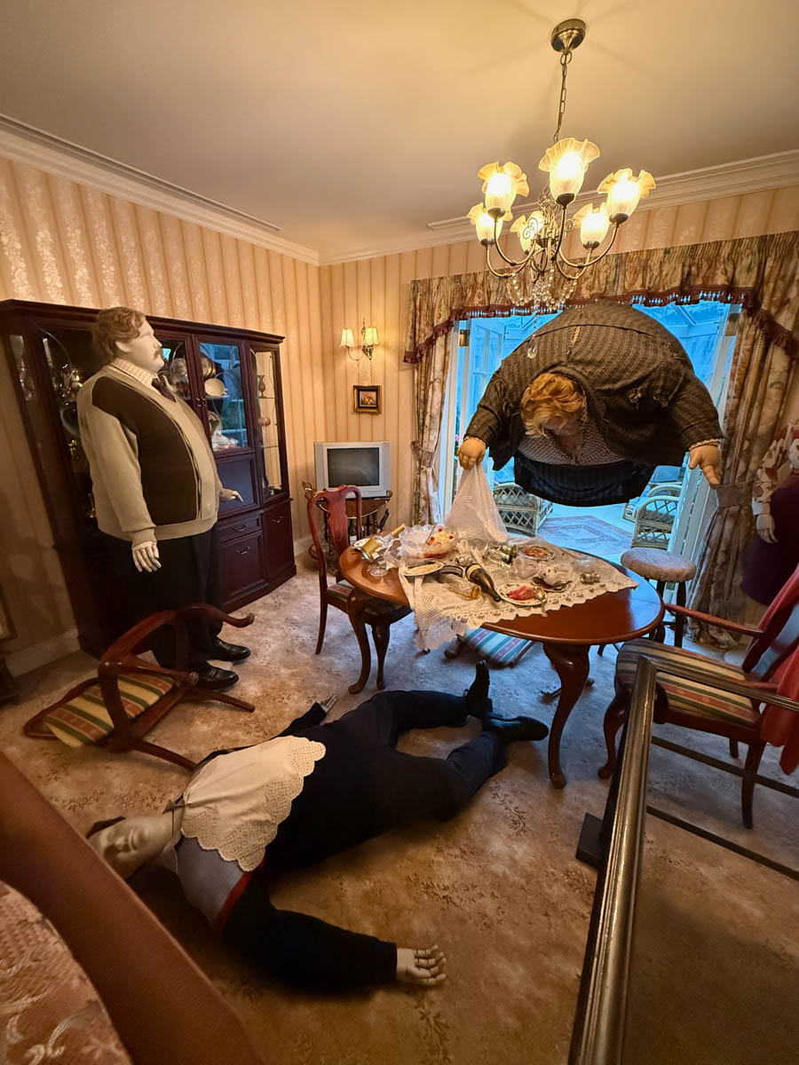 Погрузиться в мир волшебства не так уж сложно. Достаточно купить билет на самолет в Японию. В этом убедились владимирский фотограф Алиса Рунова и ее супруг Артем Баландин. Кроме местных сказочных храмов они побывали в парках развлечений, которые точно понравятся фанатам Гарри Поттера, а также любителям других известных фильмов, сериалов и видеоигр. Своими впечатлениями путешественники поделились с «Ключ-Медиа».