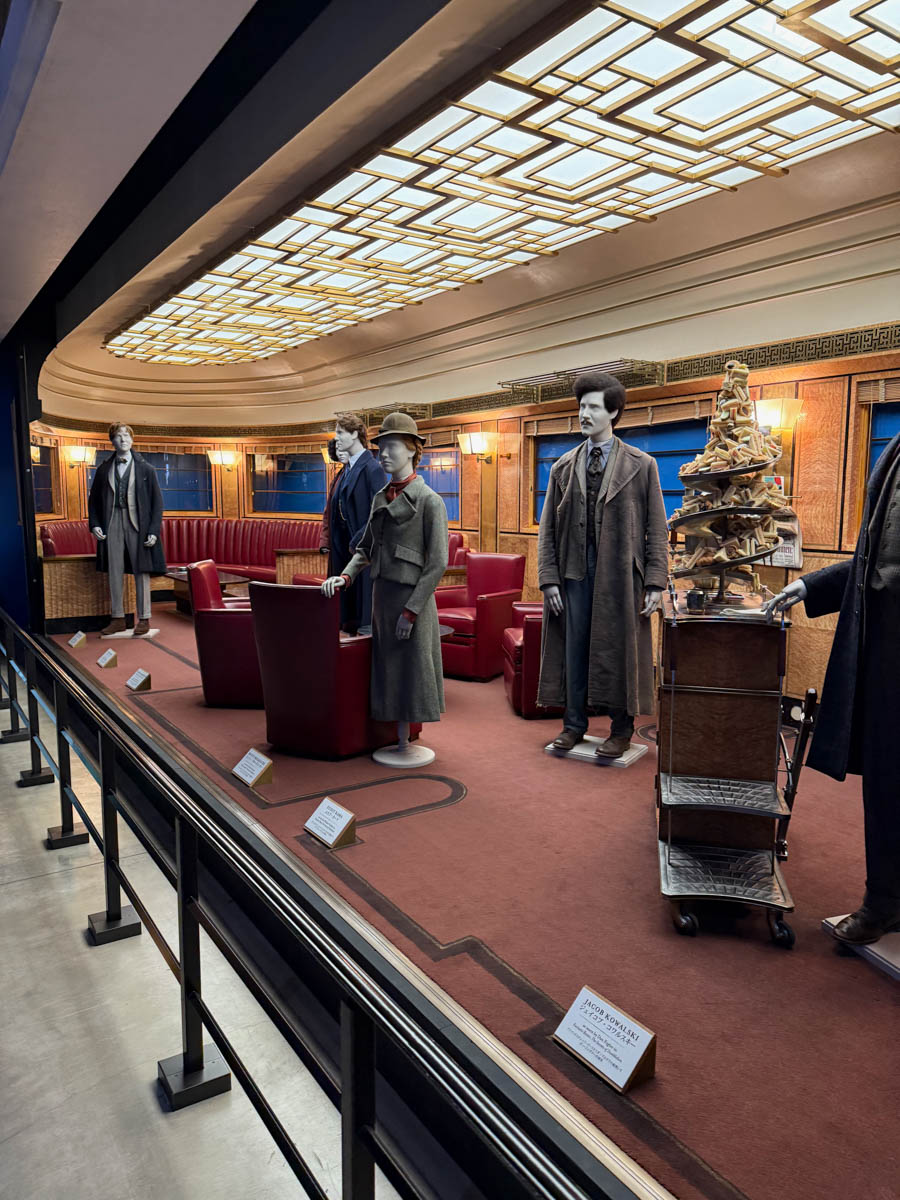 Погрузиться в мир волшебства не так уж сложно. Достаточно купить билет на самолет в Японию. В этом убедились владимирский фотограф Алиса Рунова и ее супруг Артем Баландин. Кроме местных сказочных храмов они побывали в парках развлечений, которые точно понравятся фанатам Гарри Поттера, а также любителям других известных фильмов, сериалов и видеоигр. Своими впечатлениями путешественники поделились с «Ключ-Медиа».