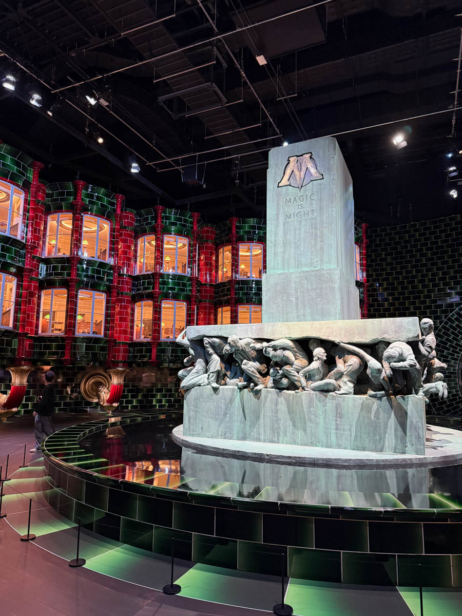 Погрузиться в мир волшебства не так уж сложно. Достаточно купить билет на самолет в Японию. В этом убедились владимирский фотограф Алиса Рунова и ее супруг Артем Баландин. Кроме местных сказочных храмов они побывали в парках развлечений, которые точно понравятся фанатам Гарри Поттера, а также любителям других известных фильмов, сериалов и видеоигр. Своими впечатлениями путешественники поделились с «Ключ-Медиа».