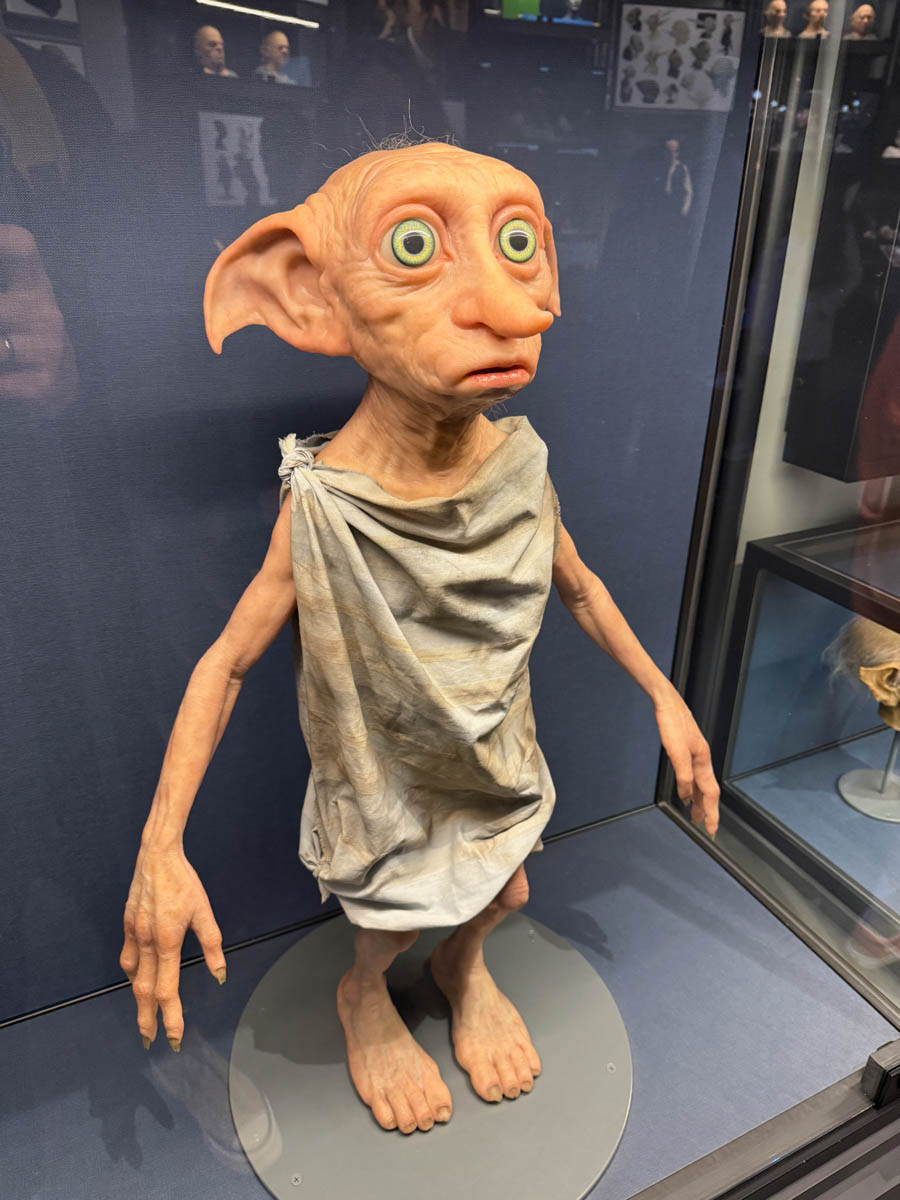 Погрузиться в мир волшебства не так уж сложно. Достаточно купить билет на самолет в Японию. В этом убедились владимирский фотограф Алиса Рунова и ее супруг Артем Баландин. Кроме местных сказочных храмов они побывали в парках развлечений, которые точно понравятся фанатам Гарри Поттера, а также любителям других известных фильмов, сериалов и видеоигр. Своими впечатлениями путешественники поделились с «Ключ-Медиа».