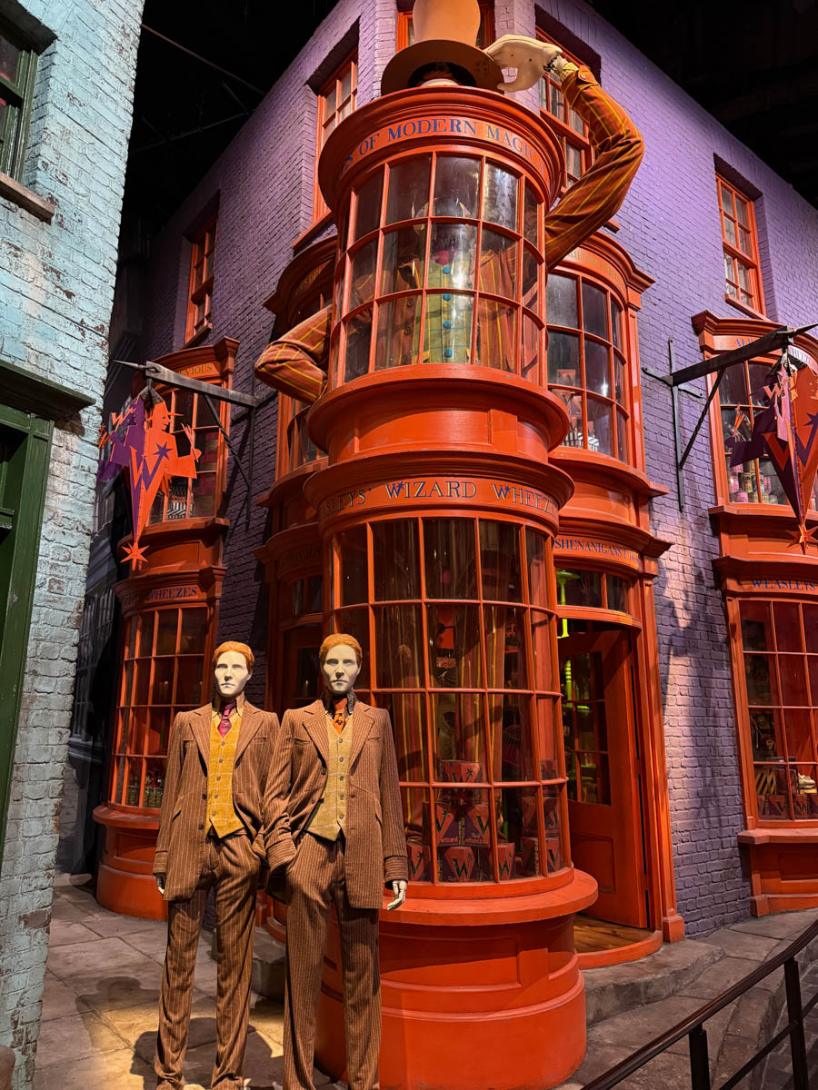 Погрузиться в мир волшебства не так уж сложно. Достаточно купить билет на самолет в Японию. В этом убедились владимирский фотограф Алиса Рунова и ее супруг Артем Баландин. Кроме местных сказочных храмов они побывали в парках развлечений, которые точно понравятся фанатам Гарри Поттера, а также любителям других известных фильмов, сериалов и видеоигр. Своими впечатлениями путешественники поделились с «Ключ-Медиа».