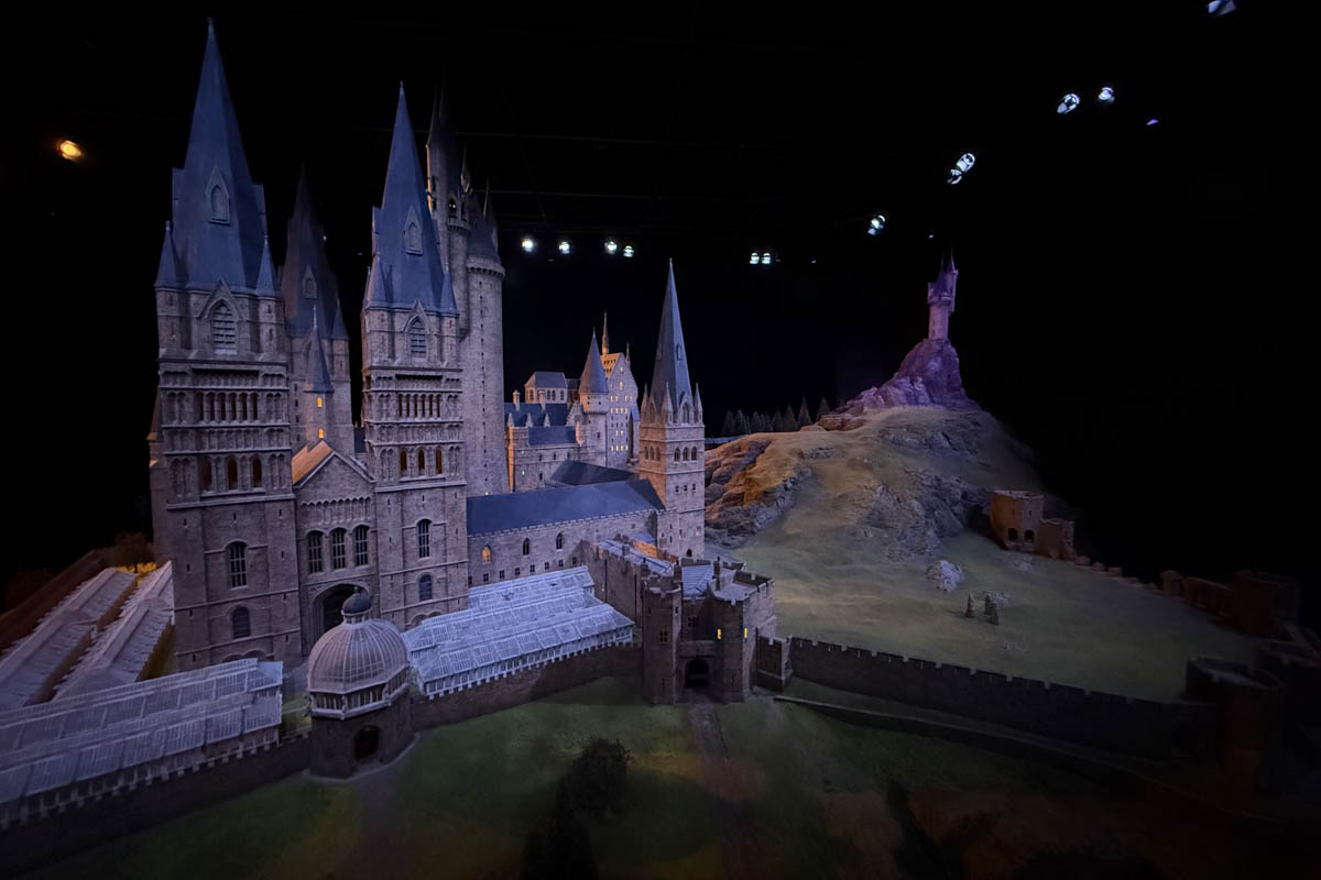 Погрузиться в мир волшебства не так уж сложно. Достаточно купить билет на самолет в Японию. В этом убедились владимирский фотограф Алиса Рунова и ее супруг Артем Баландин. Кроме местных сказочных храмов они побывали в парках развлечений, которые точно понравятся фанатам Гарри Поттера, а также любителям других известных фильмов, сериалов и видеоигр. Своими впечатлениями путешественники поделились с «Ключ-Медиа».