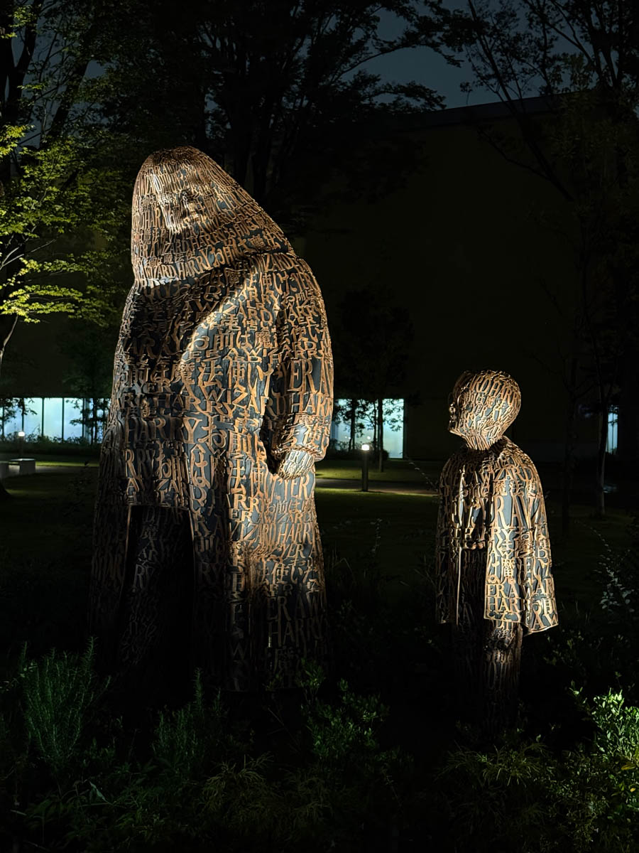 Погрузиться в мир волшебства не так уж сложно. Достаточно купить билет на самолет в Японию. В этом убедились владимирский фотограф Алиса Рунова и ее супруг Артем Баландин. Кроме местных сказочных храмов они побывали в парках развлечений, которые точно понравятся фанатам Гарри Поттера, а также любителям других известных фильмов, сериалов и видеоигр. Своими впечатлениями путешественники поделились с «Ключ-Медиа».