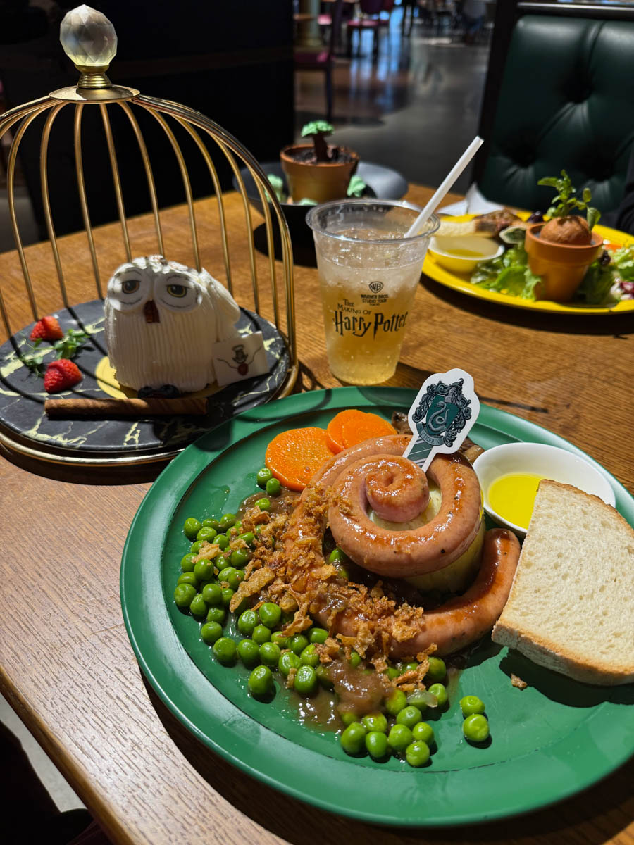 Погрузиться в мир волшебства не так уж сложно. Достаточно купить билет на самолет в Японию. В этом убедились владимирский фотограф Алиса Рунова и ее супруг Артем Баландин. Кроме местных сказочных храмов они побывали в парках развлечений, которые точно понравятся фанатам Гарри Поттера, а также любителям других известных фильмов, сериалов и видеоигр. Своими впечатлениями путешественники поделились с «Ключ-Медиа».