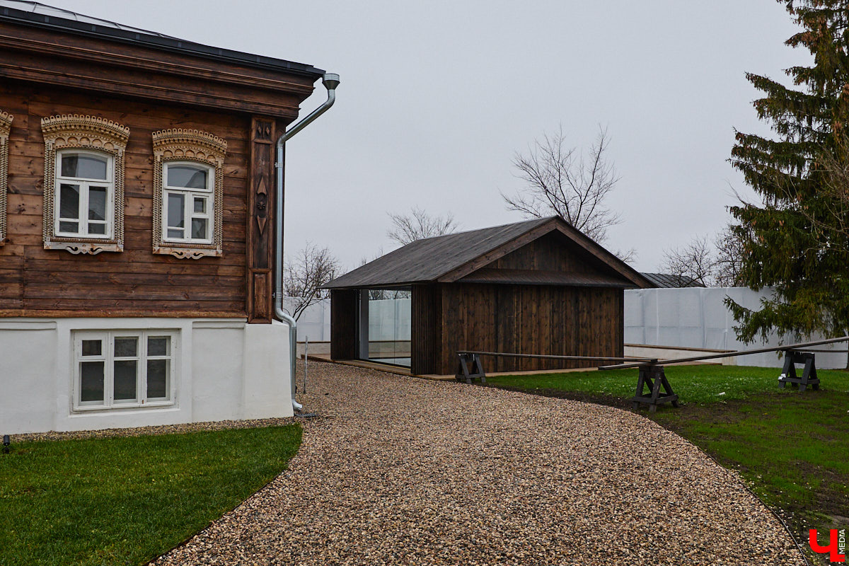 Суздаль не первый год бьет рекорд по числу туристов. Но едут туда не только за тишиной и аутентичностью древнего города. Инфраструктура также важна как для гостей, так и для самих жителей. В прошлом году музей под открытым небом удалось масштабно преобразить, вот только не все задуманные проекты успели довести до ума в срок. Продолжилось благоустройство и в этом сезоне. «Ключ-Медиа» прогулялся по местным улочкам и оценил последние изменения.