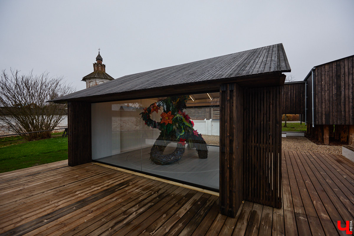 Суздаль не первый год бьет рекорд по числу туристов. Но едут туда не только за тишиной и аутентичностью древнего города. Инфраструктура также важна как для гостей, так и для самих жителей. В прошлом году музей под открытым небом удалось масштабно преобразить, вот только не все задуманные проекты успели довести до ума в срок. Продолжилось благоустройство и в этом сезоне. «Ключ-Медиа» прогулялся по местным улочкам и оценил последние изменения.