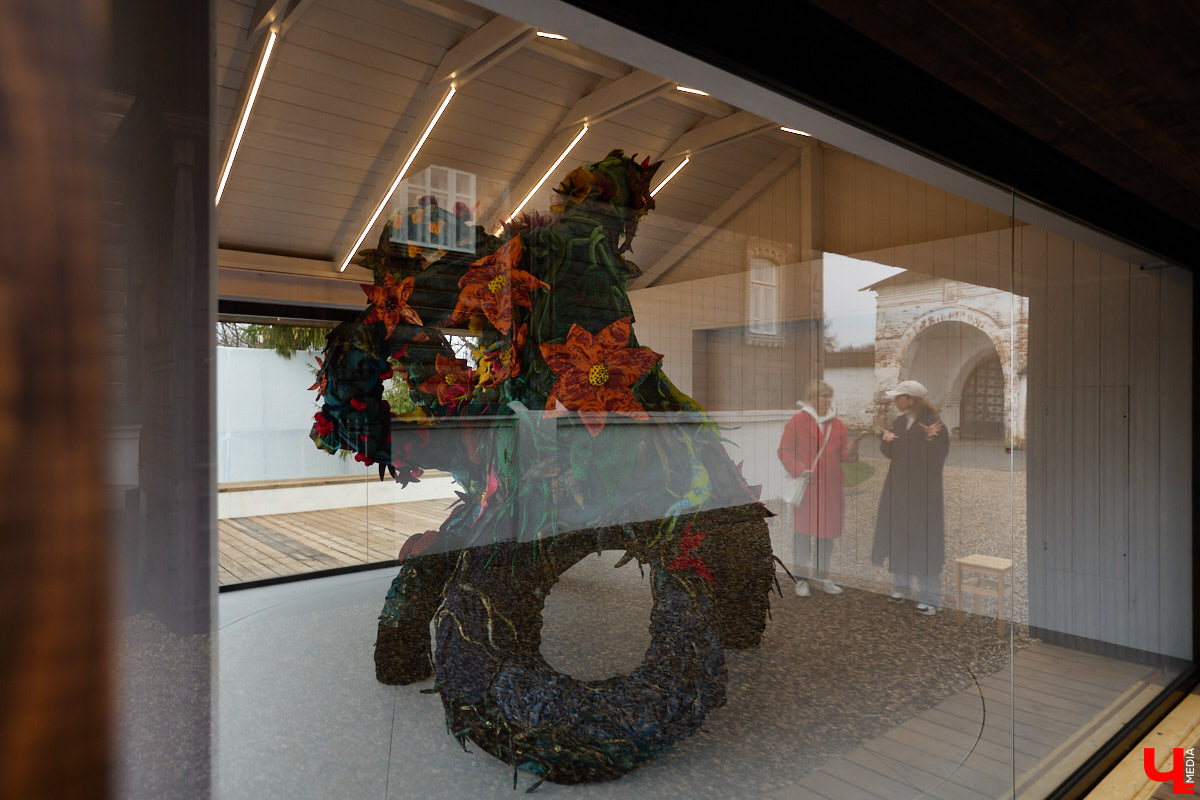 Суздаль не первый год бьет рекорд по числу туристов. Но едут туда не только за тишиной и аутентичностью древнего города. Инфраструктура также важна как для гостей, так и для самих жителей. В прошлом году музей под открытым небом удалось масштабно преобразить, вот только не все задуманные проекты успели довести до ума в срок. Продолжилось благоустройство и в этом сезоне. «Ключ-Медиа» прогулялся по местным улочкам и оценил последние изменения.