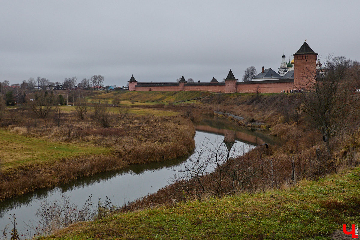 Суздаль не первый год бьет рекорд по числу туристов. Но едут туда не только за тишиной и аутентичностью древнего города. Инфраструктура также важна как для гостей, так и для самих жителей. В прошлом году музей под открытым небом удалось масштабно преобразить, вот только не все задуманные проекты успели довести до ума в срок. Продолжилось благоустройство и в этом сезоне. «Ключ-Медиа» прогулялся по местным улочкам и оценил последние изменения.