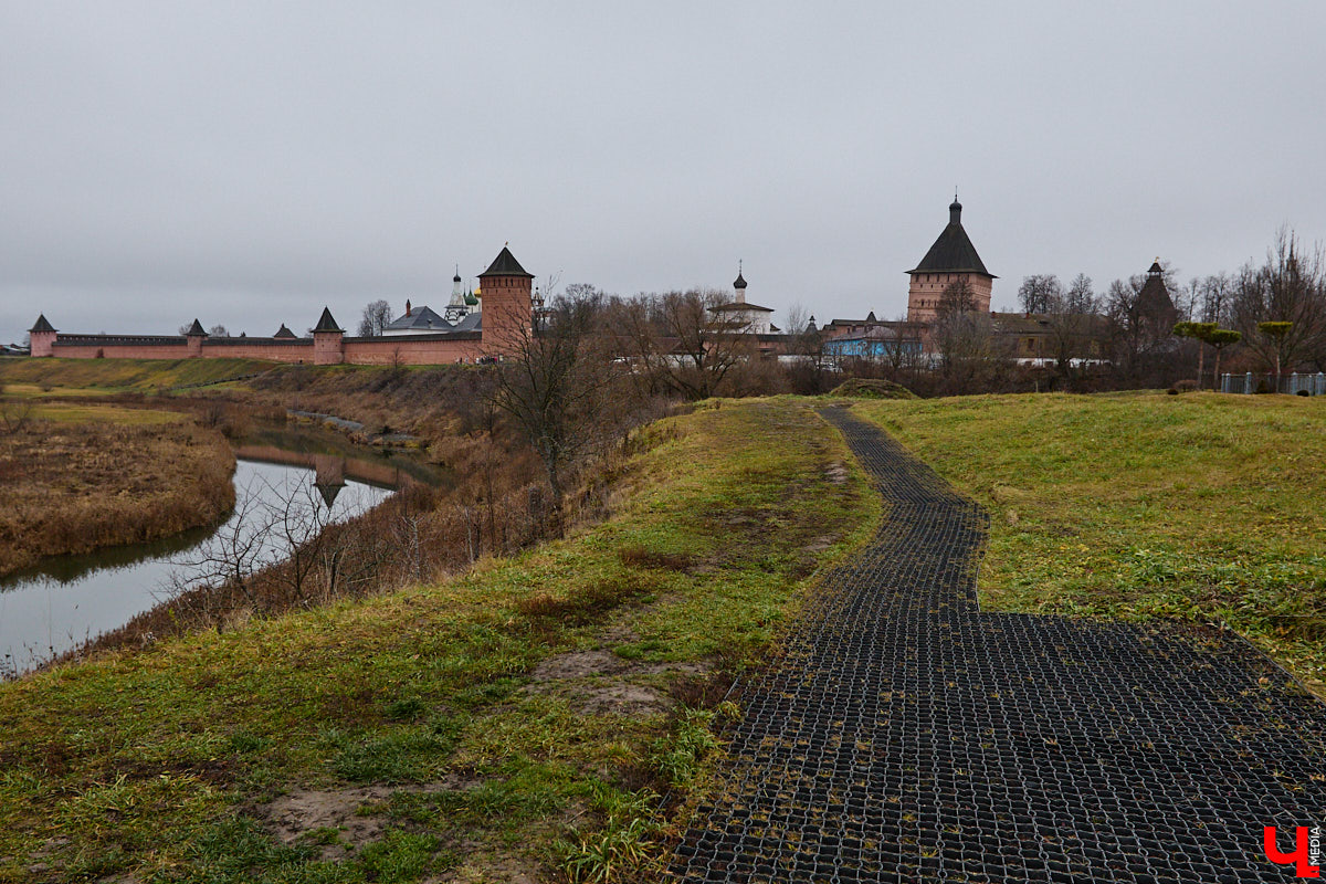 Суздаль не первый год бьет рекорд по числу туристов. Но едут туда не только за тишиной и аутентичностью древнего города. Инфраструктура также важна как для гостей, так и для самих жителей. В прошлом году музей под открытым небом удалось масштабно преобразить, вот только не все задуманные проекты успели довести до ума в срок. Продолжилось благоустройство и в этом сезоне. «Ключ-Медиа» прогулялся по местным улочкам и оценил последние изменения.