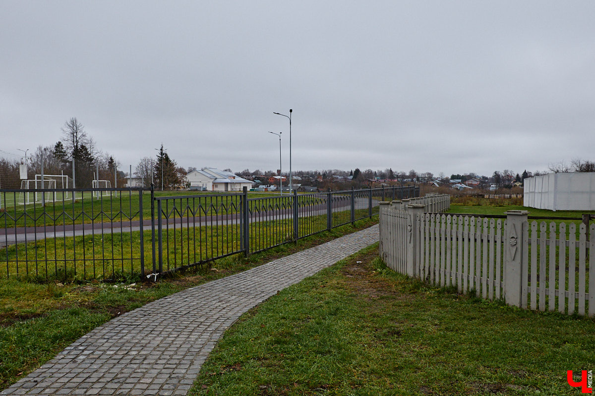 Суздаль не первый год бьет рекорд по числу туристов. Но едут туда не только за тишиной и аутентичностью древнего города. Инфраструктура также важна как для гостей, так и для самих жителей. В прошлом году музей под открытым небом удалось масштабно преобразить, вот только не все задуманные проекты успели довести до ума в срок. Продолжилось благоустройство и в этом сезоне. «Ключ-Медиа» прогулялся по местным улочкам и оценил последние изменения.