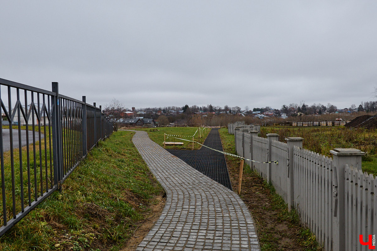 Суздаль не первый год бьет рекорд по числу туристов. Но едут туда не только за тишиной и аутентичностью древнего города. Инфраструктура также важна как для гостей, так и для самих жителей. В прошлом году музей под открытым небом удалось масштабно преобразить, вот только не все задуманные проекты успели довести до ума в срок. Продолжилось благоустройство и в этом сезоне. «Ключ-Медиа» прогулялся по местным улочкам и оценил последние изменения.