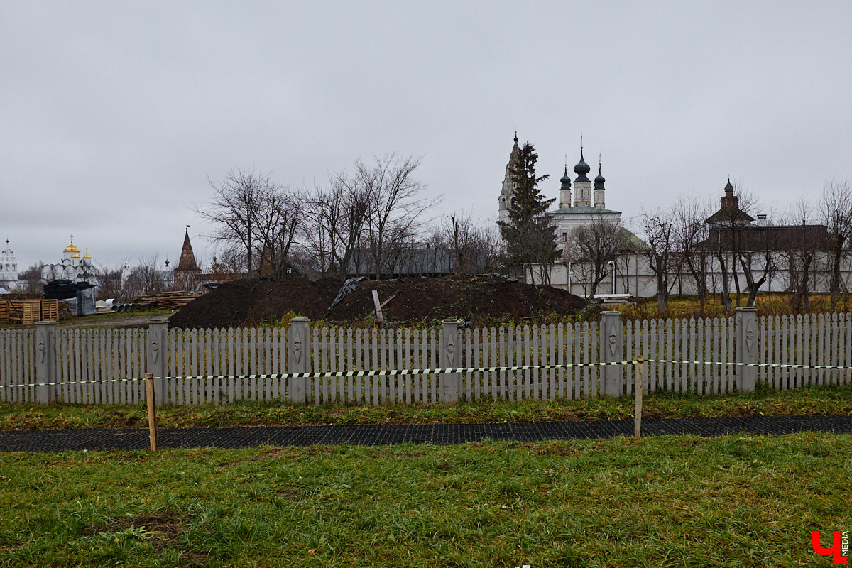 Суздаль не первый год бьет рекорд по числу туристов. Но едут туда не только за тишиной и аутентичностью древнего города. Инфраструктура также важна как для гостей, так и для самих жителей. В прошлом году музей под открытым небом удалось масштабно преобразить, вот только не все задуманные проекты успели довести до ума в срок. Продолжилось благоустройство и в этом сезоне. «Ключ-Медиа» прогулялся по местным улочкам и оценил последние изменения.